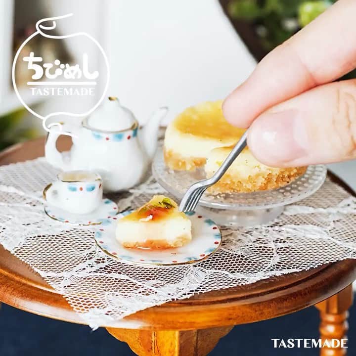 のインスタグラム：「【ひとくちで食べちゃって♡】ちびNYチーズケーキ⁠⠀ ⁠⠀ スマホアプリはレシピを簡単に探せるよ📲⠀⁠⠀ ダウンロードはプロフィールのURLをクリック👆⠀⁠⠀ ⁠⠀ ■材料⁠⠀ クラッカー　1/2枚⁠⠀ バター　2g⁠⠀ ストロベリーソース　適量⁠⠀ ⁠⠀ クリームチーズ　5g⁠⠀ サワークリーム　3g⁠⠀ 無塩バター　2g⁠⠀ グラニュー糖　3g⁠⠀ バニラビーンズ　適量⁠⠀ 卵　2g　⁠⠀ 卵黄　1g⁠⠀ ⁠⠀ ■手順⁠⠀ 1. クラッカーを砕いてバターとなじませ型の底に敷き、冷蔵庫で冷やして置く。⁠⠀ 2. クリームチーズ、サワークリーム、バター、グラニュー糖、バニラビーンズ、レモン汁、溶き卵を入れて滑らかになるまで混ぜる。⁠⠀ 3. 型に流し込み、バットに乗せてお湯を入れて蒸し焼きにする。⁠⠀ 4. ストロベリーソースをかけて完成。⁠⠀ ⁠⠀ ⁠⠀ #tastemade #tastemadejapan #food #foodie #cooking #recipe #tastemade #japan #japanese #japanesefood #sweets #dessert⁠⠀ #cheesecake #tinykitchen #mini #cute⁠⠀ ⁠⠀ #テイストメイド #料理 #クッキング #レシピ #おうちご飯 #おうちごはん #おうちカフェ #スイーツ #デザート #おやつ #お菓子作り #ちびめし #チーズケーキ ⁠⠀ ⁠⠀ #テイストメイドジャパン をつけて投稿してね⁠⠀ ⁠⠀」