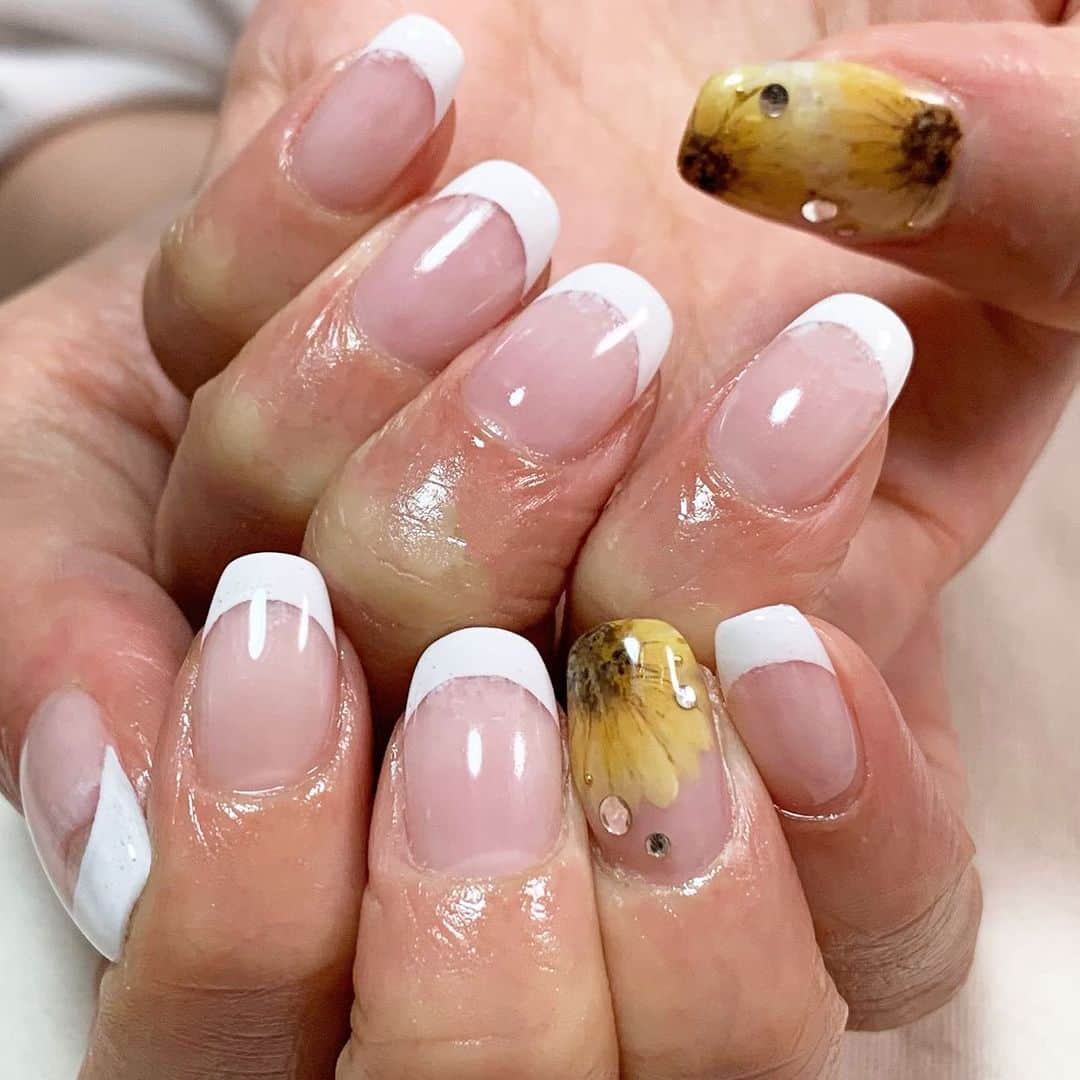 Arisaさんのインスタグラム写真 - (ArisaInstagram)「ネイルチェンジ💅 やっとセルフから抜け出せた😂 今回はシンプルフレンチ×ヒマワリ🌻 めちゃくちゃお気にいり❤️ フレンチとか10年ぶりくらいだけど久々にするといいよね❤️手が綺麗に見える🥰 今回もいつも @e_mst03 さんのところで❤️ ・ ・ ジェル#ジェルネイル#幕張#幕張本郷#自宅サロン#ベージュネイル#シンプルネイル#金粉ネイル#フレンチ#大人ネイル#ひまわりネイル#キラキラ#フレンチネイル#ひまわり#夏ネイル#自宅ネイルサロン#千葉ネイル#nail#nailsofinstagram#nailart#naildesigns」8月23日 18時58分 - saarariii