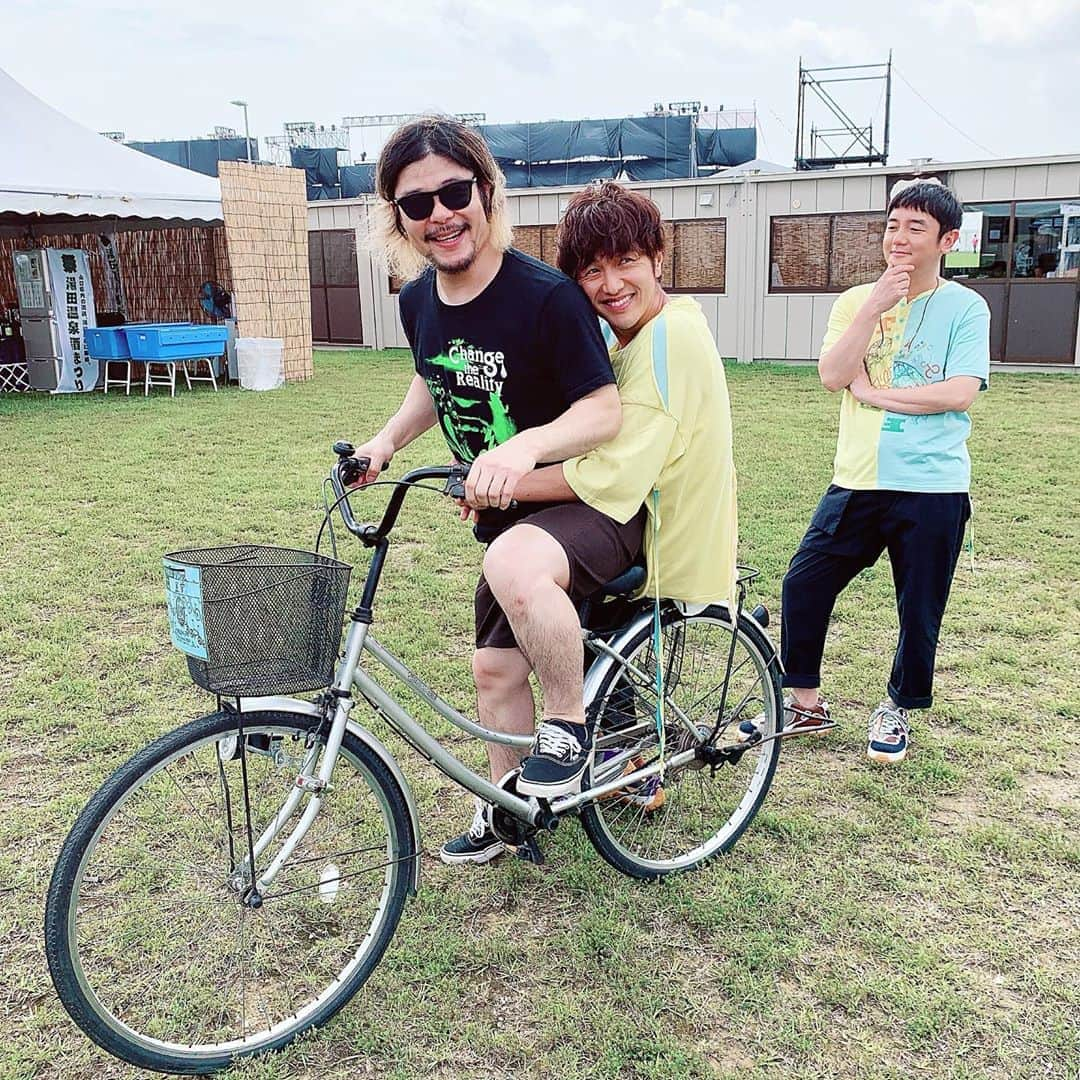 北川悠仁さんのインスタグラム写真 - (北川悠仁Instagram)「#ワイバン #マキシマムザホルモン #あなたの腰に手を回し #私を夏フェスに連れて行って #あなたの自転車の後ろ #この席だけは #絶対にゆずれないよ #でもね #自転車の二人乗り #お巡りさんに怒られちゃうぞ #ダイスケはん」8月23日 19時04分 - yujin_kitagawa