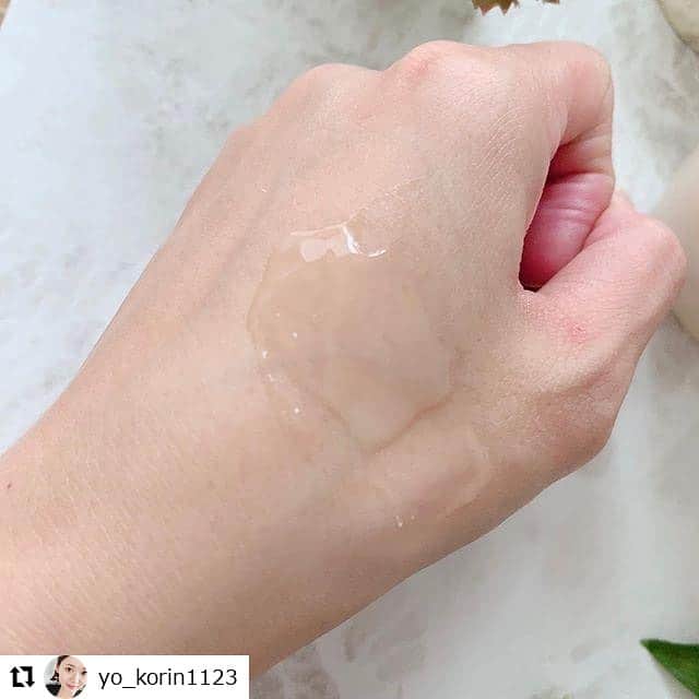 revibloさんのインスタグラム写真 - (revibloInstagram)「★本日の勝手に★﻿ 今回勝手に褒めちゃうのはこちらの投稿♪﻿ ﻿ ━･･━･･━･･━･･━･･━･･━﻿ ﻿ @yo_korin1123さん﻿ ﻿ 洗顔後、これ１つで完了するオールインワンジェル﻿ #ビューティーオープナージェル﻿ お試しさせて頂きました！﻿ ﻿ 加水分解卵殻膜のほか、プラセンタエキス、セラミド、スクワラン、プロテオグリカンなどの美容成分を凝縮。ひと塗りでハリ、うるおいによる透明感などうれしい実感を与えます。肌悩みにダイレクトに“早く、攻める”オールインワンです。﻿ ﻿ 若々しい素肌のために、クイックリフト・オシリフト・シュバーリフトのトリプルリフト処方でピンッと上向きへ。大人の肌に手応えのある「ハリ」を与える美容成分で、キュッと印象のいい美しいフェイスラインへ。﻿ ﻿ 化粧水・美容液・保湿ジェル・乳液・化粧下地・パック効果を発揮するので、洗顔後はこれ一 つでOK。忙しい朝など手軽にお手入れができ、時短・簡単・キレイを叶えます。﻿ ﻿ 少し黄色みのある、とろとろーなテクスチャのジェルです。﻿ みずみずしくプルプルのジェル。﻿ 見るからに、濃厚で保湿力がありそうです。﻿ お肌全体にうるおいの膜を張ってくれてるような、ハリのあるツヤ肌を叶える濃厚な使用感。﻿ ﻿ 伸びがよく、伸ばしたお肌はこんなにツヤツヤ！﻿ 洗顔後そのままの使用もできますが、個人的には化粧水で整えた後に使うと安心できるし、十分な保湿感を味わえますよ！﻿ ﻿ つけたては少しぺたぺたしますが時間がたつと気になりません。﻿ ﻿ ﻿ 加水分解卵殻膜を配合しているので、使うごとに、お肌のハリが出てきたように感じます。﻿ ﻿ ﻿ リッチで濃厚な使用感で香りも良し♡﻿ ﻿ ━･･━･･━･･━･･━･･━･･━﻿ ﻿ ■写真の質﻿ ★★★★★﻿ ■キャプションの質﻿ ★★★★☆﻿ ■コメント﻿ ＜写真＞﻿ ﻿ まるで商品サイトに訪れたかのような美しい色合いのお写真…♡﻿ 高級感のあるアイボリーとさわやかな緑が見事なコントラストです。﻿ 2枚目以降では開いたレンズのピントがしっかり商材に当たっているため、背景の大理石模様と緑が﻿ほどよくボケ、商品の輪郭がくっきりと映えています。﻿ （美しい写真の撮り方の一つ、「レンズを開く」をどこかでご紹介いたしますね）﻿ テクスチャーについては3段階に分けてご用意してくださり、手にのせた瞬間からしっかりのばしたあとまでわかりやすくご紹介してくださっています。﻿ ジェルにもしっかり光が当たっていて艶やかなテクスチャーが見えやすいですね。﻿ ﻿ ﻿ ＜キャプチャ＞﻿ ﻿ 朝のスキンケアにかかる時間に頭を抱える女子たちのハートを射貫く「これ1つで完了する」のフレーズから始まるこの商品説明。﻿ 商品説明はもちろんのこと、消費者だからこその感想と個人的なアドバイスも信憑性があって引き込まれます。﻿ ﻿ @yo_korin1123さん、ご応募ありがとうございました！﻿ ━･･━･･━･･━･･━･･━･･━﻿ #体験#モニター#特別#スキマ時間#プチ贅沢#主婦#学生#クチコミ#口コミ#レビューブログ#reviblo #会員募集中﻿ #おしゃかわ #インスタ映え写真 #インスタ映え#好きなものに囲まれた暮らし﻿ #ビューティーオープナージェル#オージオ #スキンケア #ツヤ肌﻿ #美肌作り #美肌効果 #美肌になりたい #コスメレポ #オールインワンジェル﻿ #美容好き #美容大好き #コスメ好き」8月23日 19時04分 - trami_ig