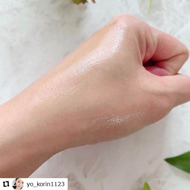 revibloさんのインスタグラム写真 - (revibloInstagram)「★本日の勝手に★﻿ 今回勝手に褒めちゃうのはこちらの投稿♪﻿ ﻿ ━･･━･･━･･━･･━･･━･･━﻿ ﻿ @yo_korin1123さん﻿ ﻿ 洗顔後、これ１つで完了するオールインワンジェル﻿ #ビューティーオープナージェル﻿ お試しさせて頂きました！﻿ ﻿ 加水分解卵殻膜のほか、プラセンタエキス、セラミド、スクワラン、プロテオグリカンなどの美容成分を凝縮。ひと塗りでハリ、うるおいによる透明感などうれしい実感を与えます。肌悩みにダイレクトに“早く、攻める”オールインワンです。﻿ ﻿ 若々しい素肌のために、クイックリフト・オシリフト・シュバーリフトのトリプルリフト処方でピンッと上向きへ。大人の肌に手応えのある「ハリ」を与える美容成分で、キュッと印象のいい美しいフェイスラインへ。﻿ ﻿ 化粧水・美容液・保湿ジェル・乳液・化粧下地・パック効果を発揮するので、洗顔後はこれ一 つでOK。忙しい朝など手軽にお手入れができ、時短・簡単・キレイを叶えます。﻿ ﻿ 少し黄色みのある、とろとろーなテクスチャのジェルです。﻿ みずみずしくプルプルのジェル。﻿ 見るからに、濃厚で保湿力がありそうです。﻿ お肌全体にうるおいの膜を張ってくれてるような、ハリのあるツヤ肌を叶える濃厚な使用感。﻿ ﻿ 伸びがよく、伸ばしたお肌はこんなにツヤツヤ！﻿ 洗顔後そのままの使用もできますが、個人的には化粧水で整えた後に使うと安心できるし、十分な保湿感を味わえますよ！﻿ ﻿ つけたては少しぺたぺたしますが時間がたつと気になりません。﻿ ﻿ ﻿ 加水分解卵殻膜を配合しているので、使うごとに、お肌のハリが出てきたように感じます。﻿ ﻿ ﻿ リッチで濃厚な使用感で香りも良し♡﻿ ﻿ ━･･━･･━･･━･･━･･━･･━﻿ ﻿ ■写真の質﻿ ★★★★★﻿ ■キャプションの質﻿ ★★★★☆﻿ ■コメント﻿ ＜写真＞﻿ ﻿ まるで商品サイトに訪れたかのような美しい色合いのお写真…♡﻿ 高級感のあるアイボリーとさわやかな緑が見事なコントラストです。﻿ 2枚目以降では開いたレンズのピントがしっかり商材に当たっているため、背景の大理石模様と緑が﻿ほどよくボケ、商品の輪郭がくっきりと映えています。﻿ （美しい写真の撮り方の一つ、「レンズを開く」をどこかでご紹介いたしますね）﻿ テクスチャーについては3段階に分けてご用意してくださり、手にのせた瞬間からしっかりのばしたあとまでわかりやすくご紹介してくださっています。﻿ ジェルにもしっかり光が当たっていて艶やかなテクスチャーが見えやすいですね。﻿ ﻿ ﻿ ＜キャプチャ＞﻿ ﻿ 朝のスキンケアにかかる時間に頭を抱える女子たちのハートを射貫く「これ1つで完了する」のフレーズから始まるこの商品説明。﻿ 商品説明はもちろんのこと、消費者だからこその感想と個人的なアドバイスも信憑性があって引き込まれます。﻿ ﻿ @yo_korin1123さん、ご応募ありがとうございました！﻿ ━･･━･･━･･━･･━･･━･･━﻿ #体験#モニター#特別#スキマ時間#プチ贅沢#主婦#学生#クチコミ#口コミ#レビューブログ#reviblo #会員募集中﻿ #おしゃかわ #インスタ映え写真 #インスタ映え#好きなものに囲まれた暮らし﻿ #ビューティーオープナージェル#オージオ #スキンケア #ツヤ肌﻿ #美肌作り #美肌効果 #美肌になりたい #コスメレポ #オールインワンジェル﻿ #美容好き #美容大好き #コスメ好き」8月23日 19時04分 - trami_ig
