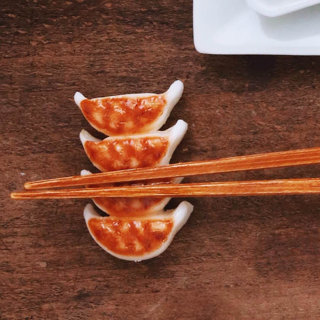 樋口正樹さんのインスタグラム写真 - (樋口正樹Instagram)「Gyoza 🥟 . 餃子のマグネット、 箸置きとして使う。 間違えて食べそう。 . 8月末までラブパクの餃子投稿キャンペーンもやってます。投稿する餃子写真はラブパクチーソースを使ってなくても、餃子1個でも。さらにお店で食べた餃子でも参加オッケー。詳細は公式アカウントで！ 👉@lovepakcheesauce . #餃子 #ぎょうざ #箸置き #ラブパク #新世界餃子飯店 #ギョウザニアウジャン #ラブパクチーソース #gyoza #dumplings #lovepakcheesauce」8月23日 19時06分 - higuccini