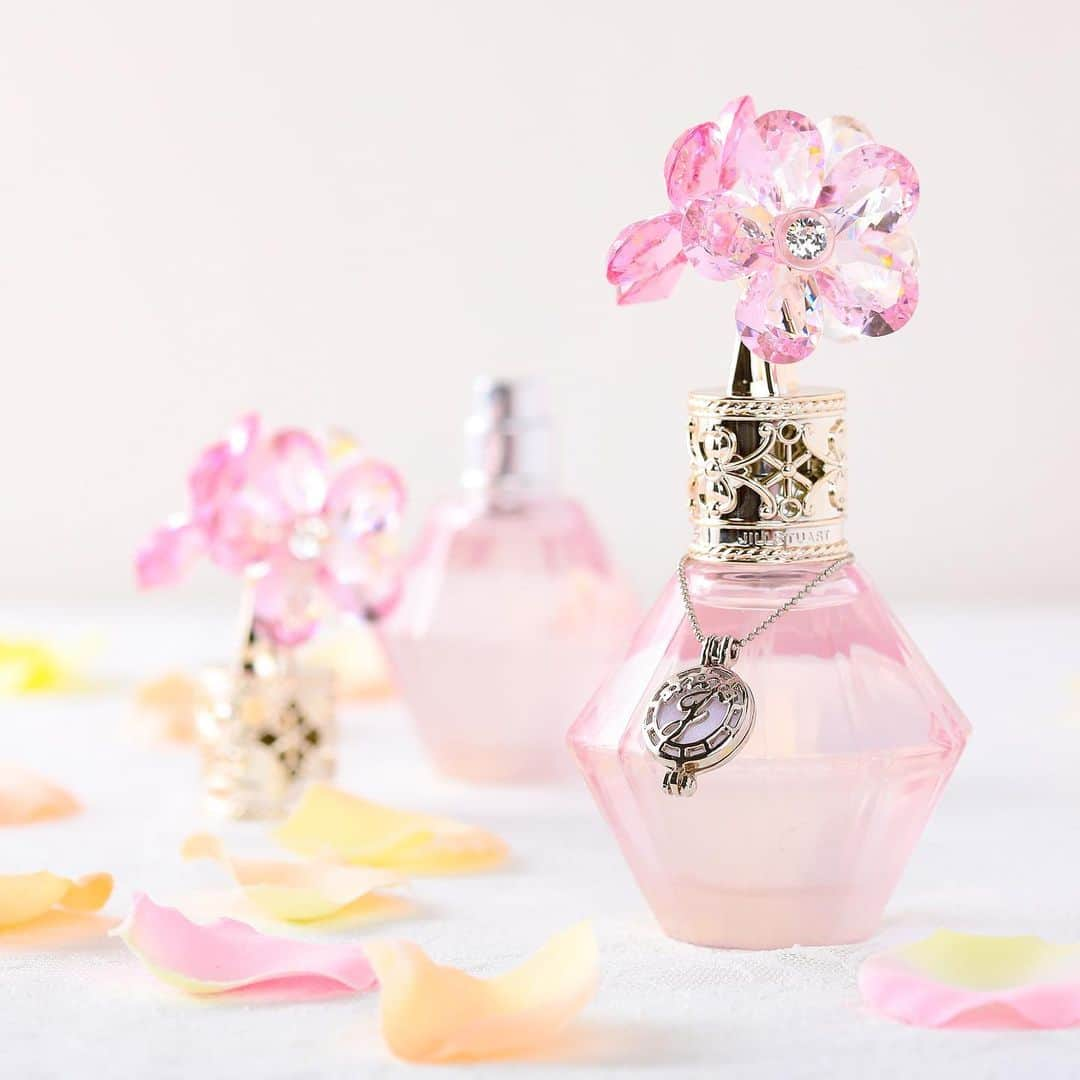 JILLSTUART BEAUTYさんのインスタグラム写真 - (JILLSTUART BEAUTYInstagram)「JILL STUART Crystal Bloom Beloved Charm fragrance limited items . 9月6日(金)発売 ～Crystal Bloom Beloved Charm～ . 香りには不思議な力がある。 ふと香った瞬間にあの頃を思い出したり、 新しい香りで新しい気持ちに切り替えられたり。 . 5周年にふさわしい記念すべき10個目の香りは 瑞々しい花の“蜜”のように甘くピュアな香り。 この新しい香りであなただけのストーリーを描いて。 . #JILLSTUART #JILLSTUARTBeauty  #crystalbloom #belovedcharm #クリスタルブルーム5th #クリスタルブルーム #ビーラブドチャーム #フレグランス #オードパルファン #香水」8月23日 19時06分 - jillstuartbeauty