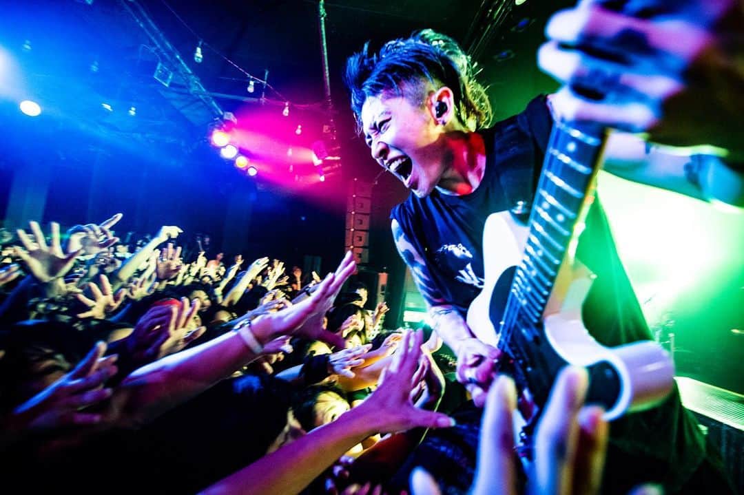 のインスタグラム：「🔥ファンクラブ会員限定🔥 本日よりMIYAVI BIRTHDAY LIVE 2019の2次受付募集スタート！！ 今年のセットリストはMYV CREWからのリクエスト曲のみで構成！ お気に入りの楽曲をライブで聴けるチャンス！！お見逃しなく🙌 . 期間：8/23(金)12:00 ～ 9/2(月)23:59 ※8/30までにご入会された方が対象 . ご入会方法は⬇️ http://myv382tokyo.com/myvcrew/about.html . . 【リリース情報】 MIYAVI NEW ALBUM 💿 NO SLEEP TILL TOKYO 7.24 Release⬇️⬇️ https://umj.lnk.to/miyavi_nsttPR . 【ライブ情報】 MIYAVI “NO SLEEP TILL TOKYO” World Tour 2019 . 8/24 - Atlanta | The Masquerade 10/05 - Helsinki | Tiivistamo 10/06 - London | Islington Assembly Hall 10/08 - Paris | O’Sullivans Backstage By The Mill 10/09 - Bordeaux | Rock School Barbey 10/10 - Barcelona | Salamandra 10/12 - Geneva | Moulin Rouge 10/13 - Lyon | Le Transbordeur 10/15 - Amsterdam | Melkweg 10/16 - Cologne | Essigfabrik 10/17 - Berlin | Columbia Theater 10/21 - Budapest | Barba Negra Music Club 10/23 - Moscow | Glavclub Green Concert 10/24 - St. Petersburg | Aurora Concert Hall November: ASIA December: JAPAN ． MYV CREW Exclusive MIYAVI Birthday Live 2019 ． 9月15日(日) 恵比寿 LIQUIDROOM . ． ． #MIYAVI #NoSleepTillTokyo #NSTT #UnderTheSameSky #DAOKO #千客万来 #SenkyakuBanrai #Diner #ninagawamika #蜷川実花 #MYVCREW #NorthAmerica #USA #CANADA #MEXICO #EUROPE #ASIA #JAPAN #live」