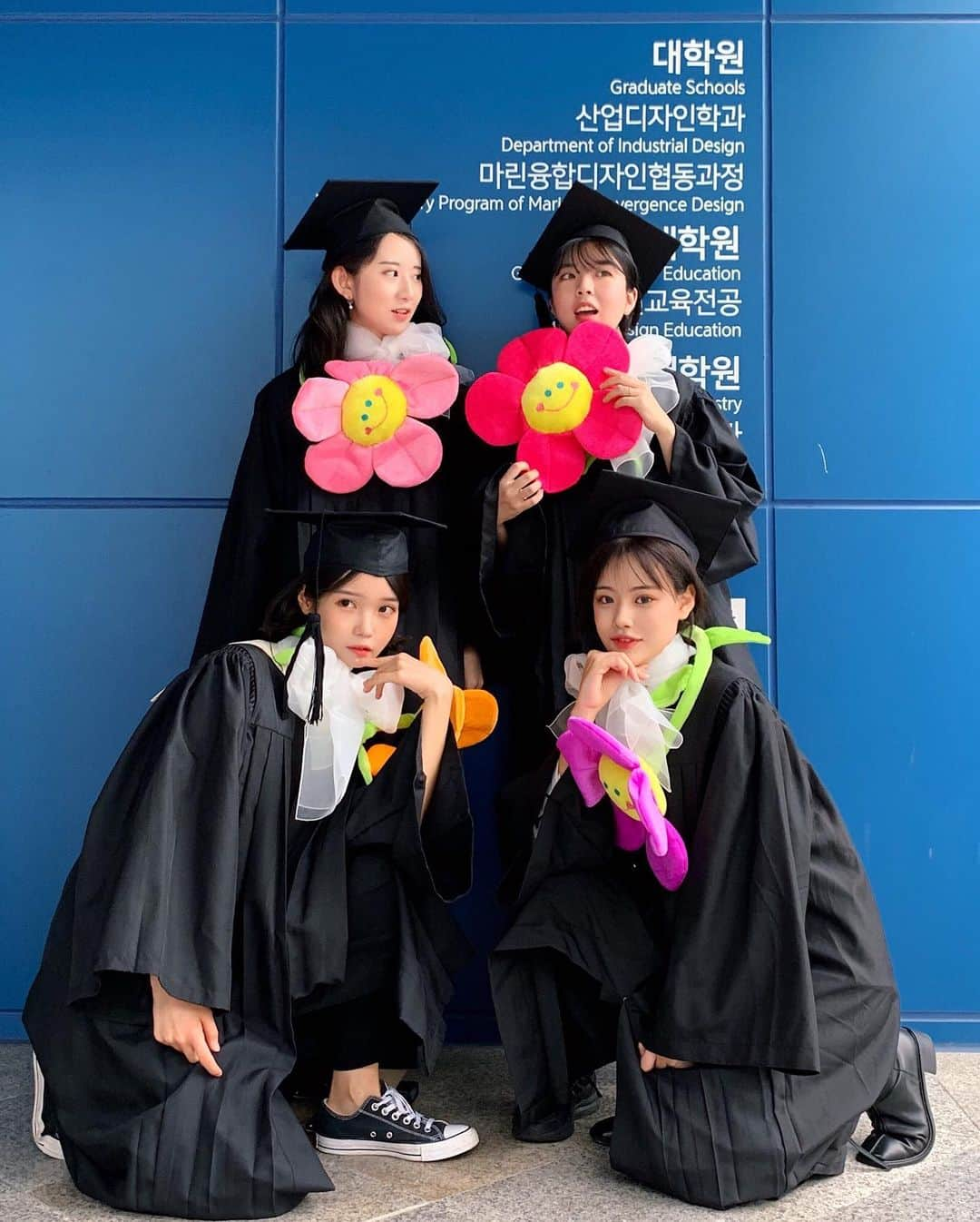 ビヤさんのインスタグラム写真 - (ビヤInstagram)「오예 고졸탈출 ~~!~!! 🎓 5년동안 즐거웠고 지독했다 ! 나랑 친구해줘서 고마워 얘들아 ♥ 축하해주신분들도 모두 감사합니다 ヽ(⇡▽⇡)ノ」8月23日 19時20分 - b_2ya