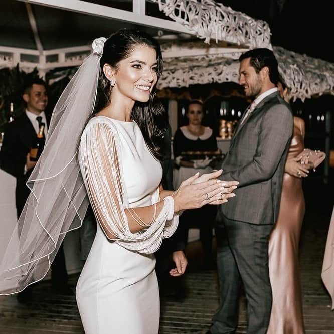 Pronoviasさんのインスタグラム写真 - (PronoviasInstagram)「#PronoviasBrides that shine ✨ Maria looked radiant in the Relato dress. Would you choose a long sleeved dress for your wedding? Tell us in the comments!」8月23日 19時15分 - pronovias