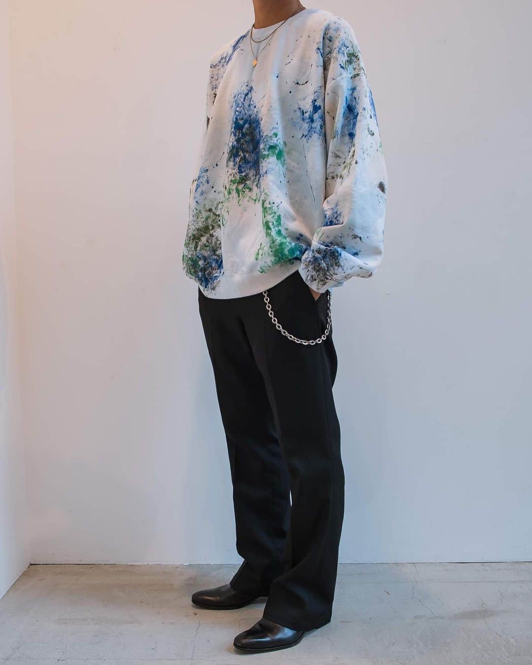 のインスタグラム：「… NEW ARRIVAL . 雰囲気のちょうど良いヴィンテージ感のあるPaint Vintage Sweat 。ペイント加工を施していて、1点1点表情が違います。それぞれの表情をお楽しみ下さい。 ドロップショルダーやゆとりを持たせた身幅や袖幅など、全体的にゆったりとしたストリート感漂うシルエットが特徴です。 ・ @sasquatchfabrix_official  #harajuku_beams  #beams」