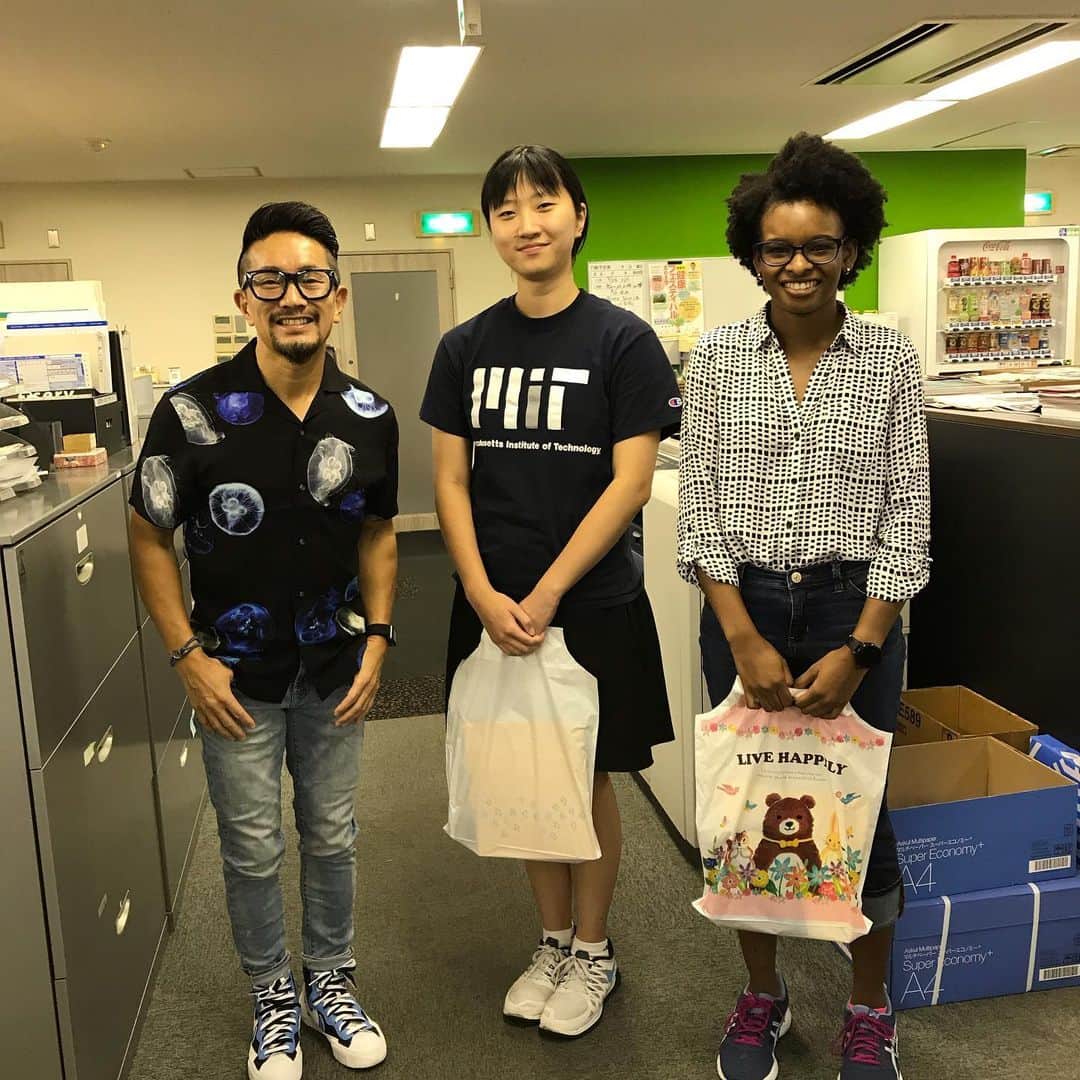 ベンチャーリパブリックのインスタグラム：「今日で全てのインターン生が最終日となりました。前の二人と同じく素晴らしい仕事ぶりで、今後のVRの成長にも繋がる大きな貢献を果たしてくれました！ ハンドメイドのギフトも有難うございます！！ #venturerepublic #nishiazabu #internship #handmade #ベンチャーリパブリック #西麻布 #インターン #またきてね」
