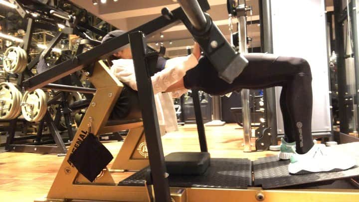 彩海のインスタグラム：「. . いつかの尻トレVideo🎥 . 15reps×3set . ゆっくり丁寧にやると 重量乗せてなくても かなり効きます🍑 . . 好きだよ、このマシーンw . . . #トレ動画 #トレーニング #柔軟性 #痩せねば#絞らねば #ダイエット仲間募集 #ダイエット #尻トレ#🍑#お尻#お尻トレーニング #桃尻 #fitgirl#videosfitness#butt#bootyvideo #hipthrusts」