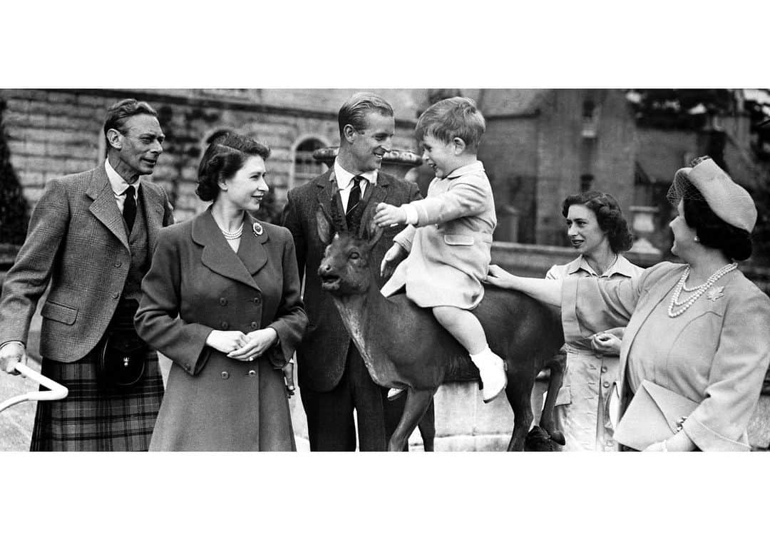 クラレンス邸さんのインスタグラム写真 - (クラレンス邸Instagram)「The Royal Family gather around two-year-old Prince Charles as he plays on a statue during the annual summer holiday to Balmoral, Scotland, in a photo taken #onthisday in 1951. Pictured are King George VI, Princess Elizabeth, Prince Philip, Princess Margaret and Queen Elizabeth. The second image shows Prince Charles and his sister Princess Anne with a furry friend 🐕 📸 PA」8月23日 19時22分 - clarencehouse