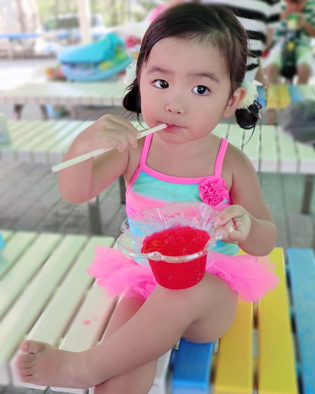 河内麻沙美さんのインスタグラム写真 - (河内麻沙美Instagram)「#swimwear 👙 . . この水着すごくお気に入り❤️ 今年で着れなくなっちゃうのが悲しい😂‼️ . プールでLILIの顔より大きいサイズのかき氷を食べて、ご機嫌さん🤗🤗🤗 自分で持ちたいと足で支えてたよ👏🏻😂 . 最近自分でやりたいとお姉さんぶる時もあれば、急に「りり赤ちゃん👶🏻」となんでもやってもらいたい時があって、子育てって難しいなぁ…🤔💭と改めて実感中💦 独占欲も強いし、グズグズしちゃうことも多め😩 これも成長だね🥺‼️ . #pool#プール#2歳#子育て#育児#女の子#イヤイヤ期#プール#四国#水着#夏の思い出#四国プール#香川県#水着女子#キッズ水着#2児のママ#ママ#mamagirl#赤ちゃんのいる暮らし#赤ちゃんのいる生活#子育てぐらむ#成長記録#スマイル育児#ママスタグラム#ベビフル#ママライフカメラ#mamanokoカメラ部」8月23日 19時25分 - masamikouchi