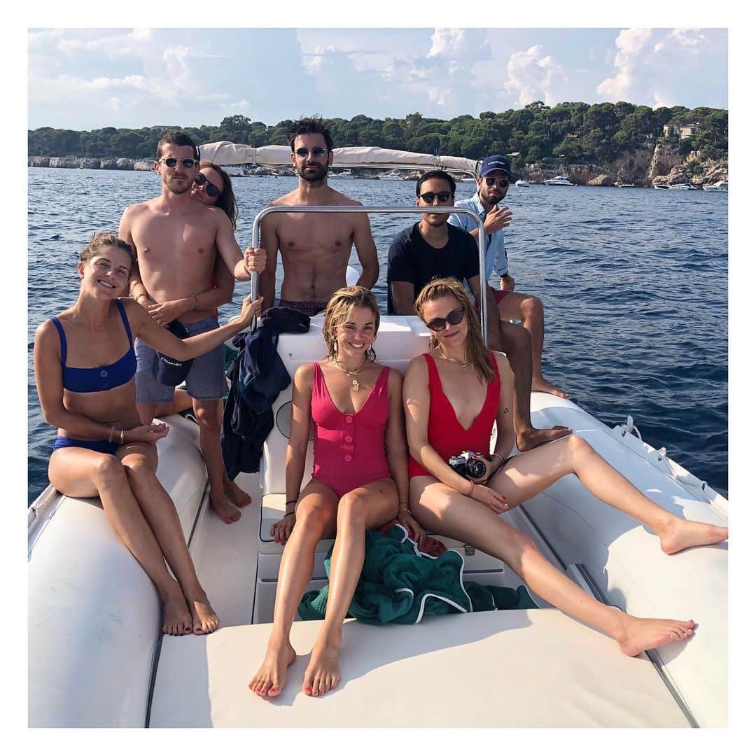 アリス・アイザズのインスタグラム：「Love you guys.」