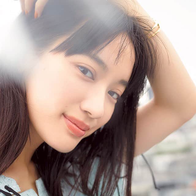 美的 Biteki's official Instagram! さんのインスタグラム写真 - (美的 Biteki's official Instagram! Instagram)「＼人気H&M秋鹿裕子さん直伝／ 【あえてのファンデレスで「素肌ツヤ」完成！】 ・ 色気は肌にこそ出るもの。いかにもカバーしました！という肌より、素肌かな？と思わせる生っぽさを残すことが重要！ そこで人気ヘア＆メイク秋鹿裕子さん（@yuko_aika）が提案するのが、あえてのファンデレス肌！たったの3アイテムだけで、作りすぎていないなめらかな美肌が完成します♪ ・ 夏のベースメイク、お悩みあるあるといえば… 「服はカジュアルなのに顔だけ厚塗りで老け見え。」 「朝はキレイでも、皮脂でファンデがくずれると悲惨なことに！」 「肌見せ服に似合う、ちょうどいいカバーの度合いがわからない。」 「くずれを防ぎたくてパウダーをつけすぎ、白マット肌に（涙）」etc. ・ 今回はそんなお悩みを解消する、「下地＆コンシーラー＆パウダー」の3点セットで作る「素肌ツヤ」メイクを紹介します！ 必要な部分だけカバーして、後はすっぴんぽく。夏服に合う、素肌が透けるような肌が、色っぽい。と、秋鹿裕子さん。 モード誌やファッション誌でセンスあふれるメイクを披露している秋鹿さんの作る肌は、薄く軽やかなのが印象的！夏のベースメイクのポイントをお聞きしました♪ （秋鹿さん）「特に薄着になる夏は、肌だけファンデーションで覆い隠すとコンサバに見えやすく、下地とコンシーラーでポイントだけカバーすれば充分なことも。軽やかでヘルシーな色気が出ます。厚塗りしないから心地よく過ごせる所も魅力です。」 ・ それでも、しっかりカバーしないと何となく不安ですよね？「素肌ツヤ」を作るコツはあるのでしょうか？ 最も大きなコツは、実は塗り方よりも、途中で不安になって重ねすぎないことなんです！と秋鹿さん。続けて、 「メイクはトータルバランス。カバーが足りないかな？ と思ってもとりあえず進め、チークやリップを仕上げた所でもう一度鏡を見ると、ちょうどいいと感じられることが多いと思います。やっぱり足りない…と思うなら、最後にコンシーラーを追加してもいいんですよ！」 ・ 薄く、丁寧に重ねるのが「素肌ツヤ」の作り方の重要なポイント！詳しいプロセスとともに早速確認していきましょう♪ ・ （「素肌ツヤ」の作り方＆使用コスメはスワイプしてcheck→） ・ 【下地】薄づきベージュのUV下地でくすみをカバーし、肌を守る。 色で覆い隠すのではなく、素肌が透ける明るいベージュ色でトーンアップさせ、キメを整えます！ 夏場は紫外線から肌を守ることを意識したいので、シアーでもSPF・PA値の高いUV下地を選ぶことが大切です。 ・ （1）顔の5点において、薄くのばす。（写真・2枚目） 色つき下地を直径1cm程度手にとり、両頬、額、鼻の頭・あごにおく。指の腹で顔全体に薄くムラなくのばし、首との境目をぼかす。 ・ （2）頬の高い部分に少量重ねる。（3枚目） 指に少量の下地を足し、頬の高い部分に重ねる。頬がしっかりめにカバーされることで、つるんとなめらかな面のツヤが生まれる。 ・ 【コンシーラー】目周りと口角のくすみ、小鼻の赤みをカバーするとフレッシュに！ コンシーラーは動く部分でもよれにくいリキッドタイプを選び、つけるのは少量でOK。目周り、小鼻、口角をカバーして、濃いシミが気になる部分にも追加します。ソバカスや薄いシミはそのままでOKです♪ ・ （3）くま、目尻、小鼻、口角にのせる。（4枚目） コンシーラーを先端の筆に含ませ、くまの下側、目尻、小鼻の赤み、口角に塗る。この4か所をカバーすると美肌な印象に。 ・ （4）スポンジで押さえて密着させる。（5枚目） 手もちのファンデーションスポンジを使い、コンシーラーを塗った部分を軽く押さえてぼかす。強くこすると取れてしまうので注意。 ・ （5）シミが目立つ部分には指で。（6枚目） 濃くて気になるシミがある場合はその部分にコンシーラーを塗り、指で軽くたたくようにしてなじませる。 ・ 【パウダー】ポイントメイクを仕上げた後、気になる部分だけに。 コンシーラーの後にベースメイクを中断。ポイントメイクを仕上げ、最後にテカりやすい部分にだけパウダーをなじませます。こうするとつけすぎて白っぽくマットになりすぎるのを防げるんです！ ・ （6）パウダーをチークブラシにとる。 手もちのチークブラシにフェースパウダーをとる。内側までしっかり含ませたら、手の甲でなじませて量を調節する。 ・ （7）Tゾーンと目元になじませる。（7枚目） 小鼻の周りや眉間、こめかみなど、皮脂や汗でくずれやすい部分にブラシを転がして、フェースパウダーを薄くなじませたら完成！ ・ ＼使用したコスメはこちら／ カバータイプの下地（8枚目）：ネイチャーズウェイ ナチュラグラッセ メイクアップ クリーム N 01　SPF44・PA+++ 30g　￥2,800 リキッドコンシーラー（9枚目）：クレ・ド・ポー ボーテ コレクチュールエクラプールレジュー NO ￥6,000 透明ヴェールを作るパウダー（10枚目）：イヴ・サンローラン アンクル ド ポー オール アワーズ セッティングパウダー ユニヴァーサル ￥6,500（本日発売） ・ いかがでしたか？色っぽい「素肌ツヤ」で残暑を乗り越えましょう♪ ・ #秋鹿裕子 #ベースメイク」8月23日 19時32分 - bitekicom