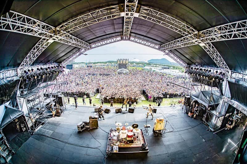 藤原広明のインスタグラム：「山口きらら博記念公園 「WILD BUNCH FEST. 2019」  ワイバンのあなたにびっくらぶっ！！🦍🦍🦍🦍 photo by @cazrowAoki」