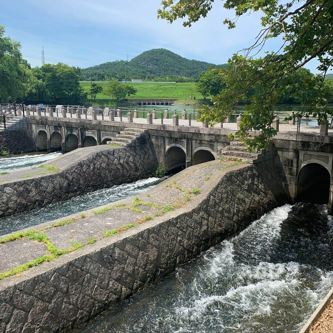 倉敷市さんのインスタグラム写真 - (倉敷市Instagram)「大正期最大規模の近代農業用水施設「高梁川東西用水取配水施設」  #日本遺産 #日本遺産のまち倉敷市  #一輪の綿花 #倉敷物語 #取水樋門は表面全体に花崗岩の切石を積む荘重な外観 #配水樋門は15連からなる大規模な構造物 #国指定重要文化財 #近代化産業遺産 #疎水百選 #倉敷市 #倉敷 #酒津 #旅行 #旅 #japanheritage #nationallydesignatedimportantculturalproperty  #heritageofindustrialmodernization #kurashikicity #kurashiki #sakazu #travel #trip #instatrip #instajapan  #instgramjapan #visitjapanjp」8月23日 19時46分 - kurashiki_city