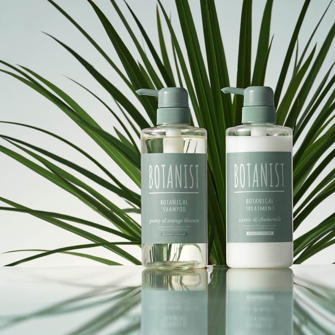 のインスタグラム：「【NEW】⠀ 明日8/24（土）#バウンシーボリューム シリーズがBOTANIST Tokyo（@botanist_tokyo）にて先行発売！ 今までなかった、ハリ・コシが気になる髪へアロプーチできる新定番ラインです。 ⠀⠀ ボリュームダウンが気になっていた方、ぜひ一度試してみませんか🌿 ⠀⠀ ＜ボタニカル バウンシー ボリューム＞ ✔︎ ぺたんこヘア＆柔らかい髪質でお悩みの方へ ✔︎ 植物由来の独自処方で根元からボリュームUP ✔︎ 内側から補修＆保湿コーティングで指通りのよい髪へ ✔︎ シャンプーはピオニー＆オレンジブロッサムの香り、トリートメントはカシス＆カモミールの香り ⠀⠀ ＜発売 / 取扱い店舗＞ 8/24（土）：BOTANIST Tokyo 先行販売開始 8/29（木）：公式Webサイト（&Habit）/ オンラインストア 9/1（日）：全国バラエティショップ / 全国ドラッグストア（一部店舗除く） ⠀⠀ Shhh! Brand new series from BOTANIST is soon available for an exclusive pre-release… From tomorrow you are able to purchase the BOTANIST Bouncy Volume line @botanisttokyo !  A never before seen new standard line cares for lifeless and flat hair. For more info and personal consultation, check with our staff at BOTANIST Tokyo!  Feel you could need a bit some pizzaz and volume to your hair? Try our brand new item! ⠀⠀ ⠀⠀ ＜Botanical Bouncy Volume＞ ⠀⠀ ✔︎ For those who experience trouble with lifeless and thin hair ✔︎ Provides volume from the hair roots with a unique blend of ingredients derived from plants ✔︎ Repairs & moisturizes your hair leaving a coating that makes your hair feel healthy ✔︎Peony & Orange Blossom scented Shampoo, Cassis & Chamomile scented Treatment ⠀⠀ ⠀⠀ ＜Distributors＞ 24th Aug / Botanist Tokyo - Pre-released 29th Aug / Available at our official webstore &Habit as well as other listed webstores.  1st Sep / Available at all domestic variety- and drugstores in Japan. (Stock may vary from store to store) ⠀⠀ #ボタニスト #botanisttokyo #ボタニストトウキョウ  #バウンシー #ボリュームヘア #ボリュームシャンプー #newitem ⠀⠀ 🗼@botanist_tokyo 🌍@botanist_global 🇨🇳@botanist_chinese 🇰🇷@botanist_korea」