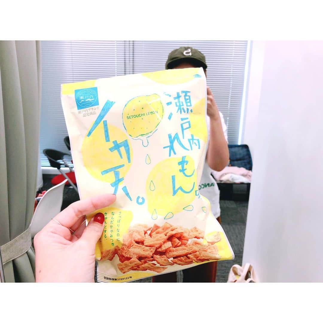 トリイクニコさんのインスタグラム写真 - (トリイクニコInstagram)「なーちゃんがくれたコレが美味しすぎるんですけど🦑🍋 . 昨日もらったけどもう食べおわったw これずっと食べれるな🤣🤣🤣 . . #お土産 #瀬戸内れもん味イカ天  #ありがと🙏🏻」8月23日 19時54分 - toriicamera