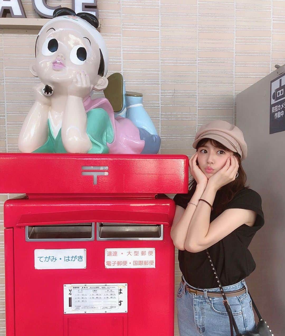 加田穂乃華のインスタグラム：「お盆休みで岡山に帰省しました😊  こちらの桃太郎ポストは岡山駅東口にあります 岡山に行った際は是非撮ってみてください🤳笑  桃太郎さんと同じポーズしたつもりです😂 もうちょっと目線斜め上だったなぁ  #岡山 #桃太郎 #okayama #🍑」