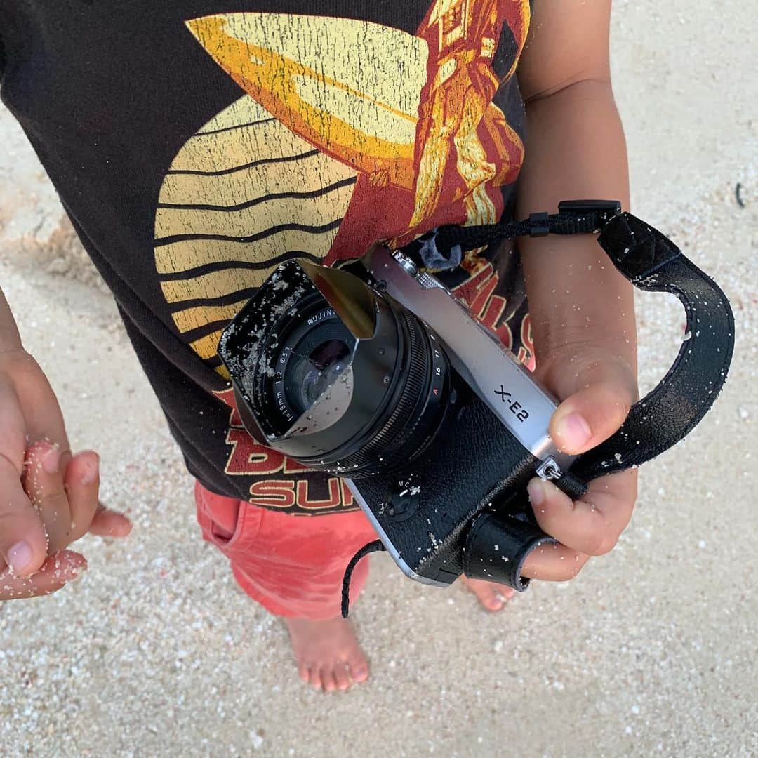KOBOさんのインスタグラム写真 - (KOBOInstagram)「カメラが海にポッチャーン﻿ ﻿ ﻿ サメちゃんがやらかしました💧﻿ ﻿ お下がりであげたカメラ﻿ まさかの海にポッチャーン！﻿ ﻿ キョウイチのアクシデントでした(･_･;﻿ ﻿ ﻿ ﻿ ﻿ ﻿ Location Access / Araha beach﻿ Camera / 5d mk3 24-70L﻿」8月23日 19時51分 - masanori_photo