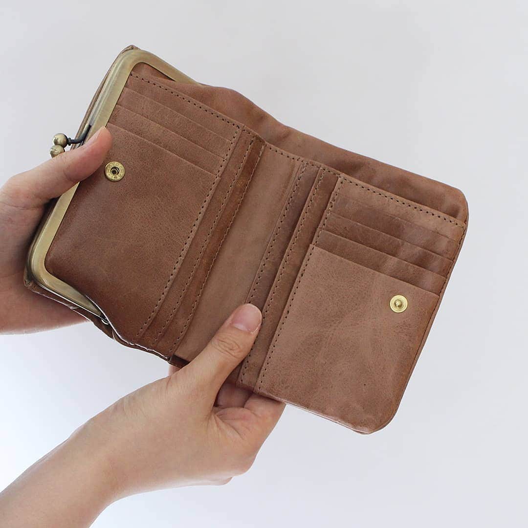 CLEDRAN_JAPANさんのインスタグラム写真 - (CLEDRAN_JAPANInstagram)「人気シリーズに新色が登場！  NUA PURSE LONG WALLET NUA PURSE WALLET NUA WALLET L NUA WALLET CLEDRANの商品の中で不動の人気を誇る「NUA」シリーズに、こっくりとしたニュアンスカラー「ダークベージュ」が追加されました。  ブラウンやチョコよりも柔らかく、ベージュやキャメルよりも落ち着きのある絶妙な色合い。 使うほどに深まる風合いも楽しめるお財布です。  使いやすさも定評のあるお財布。 秋財布は縁起が・・・と思われがちですが、実は「実りの秋」「豊作の秋」としてお財布を買い替えるのにオススメの時期でもあるそうですよ。  その他の「NUA」シリーズでも随時ダークベージュが追加予定！ぜひお楽しみに。 . --------------------------- ＼豊富な写真で詳しくチェック！／ CLEDRAN online store @cledran_japan プロフィールページURL>LADIES>ONLINE STORE . ＼お得なお財布買い替えフェア実施中／ CLEDRAN shop list 大阪本店 @cledran_osaka 東京店 @cledran_tokyo 名古屋ラシック店 @cledran_lachic . *各実店舗、オンラインストアで在庫状況は異なります。 気になる商品はお店に足を運ぶ前に電話で確認するのがオススメ。 商品によってはお取り寄せやお取り置きも承っています。 -------------------------- . #cledran#クレドラン#Cledran_japan#日本製#madeinjapan#wallet#財布#革財布#leatherwallet#leather#秋財布#新色#newcolor#ダークベージュ#darkbeige」8月23日 19時52分 - cledran_japan