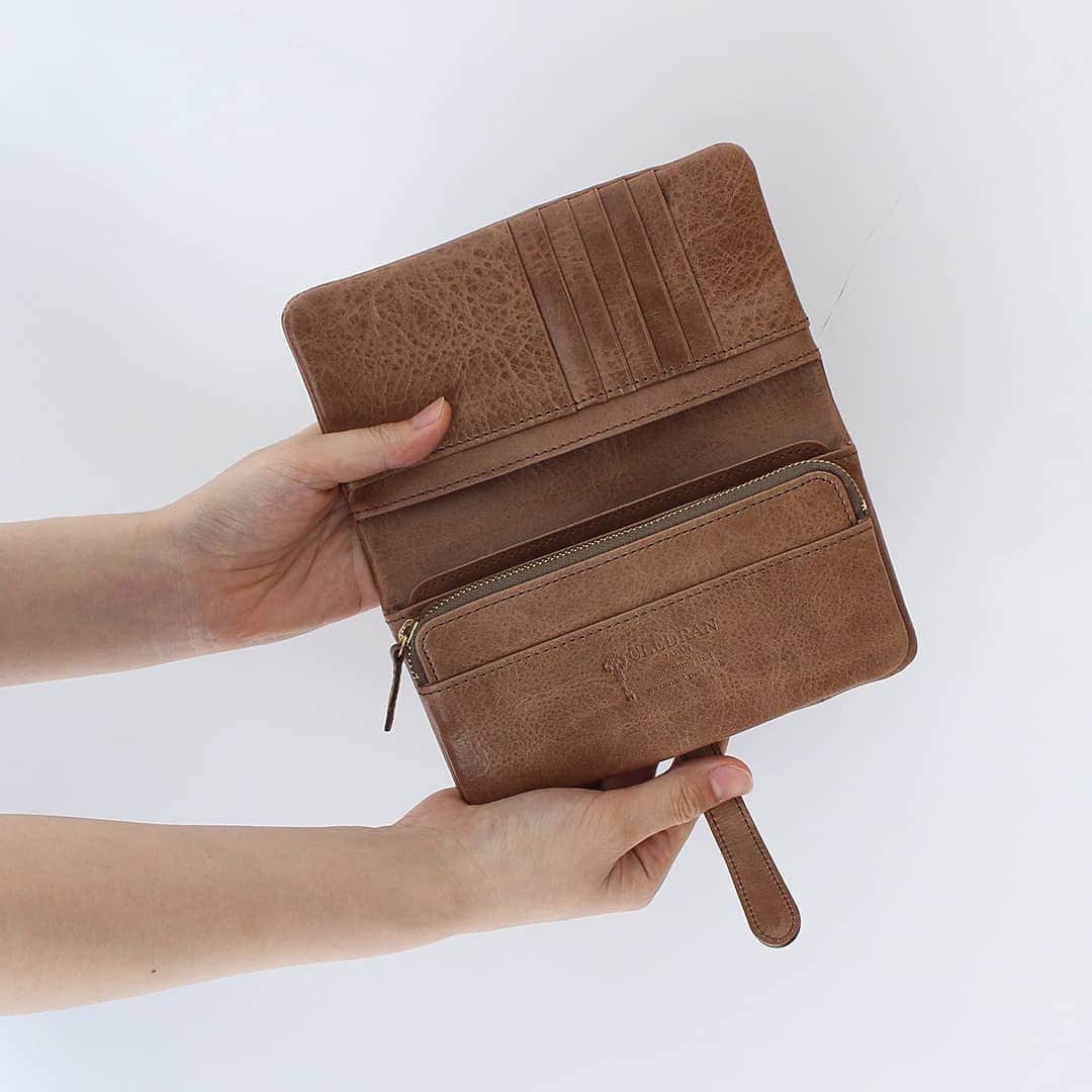 CLEDRAN_JAPANさんのインスタグラム写真 - (CLEDRAN_JAPANInstagram)「人気シリーズに新色が登場！  NUA PURSE LONG WALLET NUA PURSE WALLET NUA WALLET L NUA WALLET CLEDRANの商品の中で不動の人気を誇る「NUA」シリーズに、こっくりとしたニュアンスカラー「ダークベージュ」が追加されました。  ブラウンやチョコよりも柔らかく、ベージュやキャメルよりも落ち着きのある絶妙な色合い。 使うほどに深まる風合いも楽しめるお財布です。  使いやすさも定評のあるお財布。 秋財布は縁起が・・・と思われがちですが、実は「実りの秋」「豊作の秋」としてお財布を買い替えるのにオススメの時期でもあるそうですよ。  その他の「NUA」シリーズでも随時ダークベージュが追加予定！ぜひお楽しみに。 . --------------------------- ＼豊富な写真で詳しくチェック！／ CLEDRAN online store @cledran_japan プロフィールページURL>LADIES>ONLINE STORE . ＼お得なお財布買い替えフェア実施中／ CLEDRAN shop list 大阪本店 @cledran_osaka 東京店 @cledran_tokyo 名古屋ラシック店 @cledran_lachic . *各実店舗、オンラインストアで在庫状況は異なります。 気になる商品はお店に足を運ぶ前に電話で確認するのがオススメ。 商品によってはお取り寄せやお取り置きも承っています。 -------------------------- . #cledran#クレドラン#Cledran_japan#日本製#madeinjapan#wallet#財布#革財布#leatherwallet#leather#秋財布#新色#newcolor#ダークベージュ#darkbeige」8月23日 19時52分 - cledran_japan