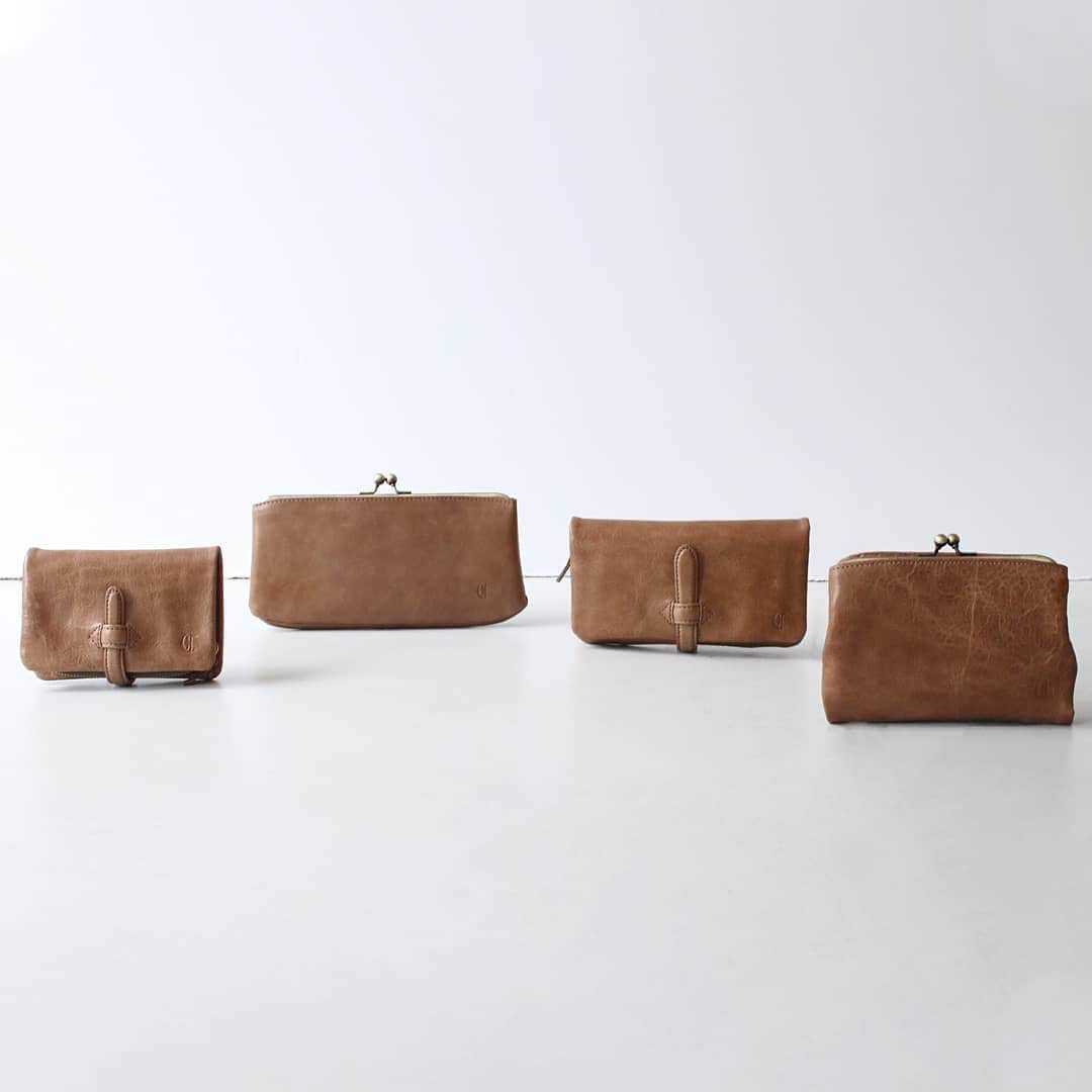 CLEDRAN_JAPANさんのインスタグラム写真 - (CLEDRAN_JAPANInstagram)「人気シリーズに新色が登場！  NUA PURSE LONG WALLET NUA PURSE WALLET NUA WALLET L NUA WALLET CLEDRANの商品の中で不動の人気を誇る「NUA」シリーズに、こっくりとしたニュアンスカラー「ダークベージュ」が追加されました。  ブラウンやチョコよりも柔らかく、ベージュやキャメルよりも落ち着きのある絶妙な色合い。 使うほどに深まる風合いも楽しめるお財布です。  使いやすさも定評のあるお財布。 秋財布は縁起が・・・と思われがちですが、実は「実りの秋」「豊作の秋」としてお財布を買い替えるのにオススメの時期でもあるそうですよ。  その他の「NUA」シリーズでも随時ダークベージュが追加予定！ぜひお楽しみに。 . --------------------------- ＼豊富な写真で詳しくチェック！／ CLEDRAN online store @cledran_japan プロフィールページURL>LADIES>ONLINE STORE . ＼お得なお財布買い替えフェア実施中／ CLEDRAN shop list 大阪本店 @cledran_osaka 東京店 @cledran_tokyo 名古屋ラシック店 @cledran_lachic . *各実店舗、オンラインストアで在庫状況は異なります。 気になる商品はお店に足を運ぶ前に電話で確認するのがオススメ。 商品によってはお取り寄せやお取り置きも承っています。 -------------------------- . #cledran#クレドラン#Cledran_japan#日本製#madeinjapan#wallet#財布#革財布#leatherwallet#leather#秋財布#新色#newcolor#ダークベージュ#darkbeige」8月23日 19時52分 - cledran_japan