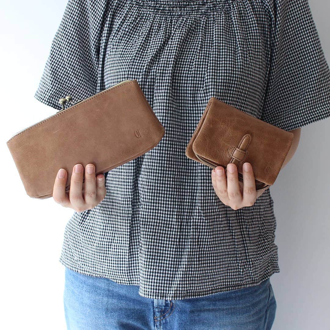 CLEDRAN_JAPANさんのインスタグラム写真 - (CLEDRAN_JAPANInstagram)「人気シリーズに新色が登場！  NUA PURSE LONG WALLET NUA PURSE WALLET NUA WALLET L NUA WALLET CLEDRANの商品の中で不動の人気を誇る「NUA」シリーズに、こっくりとしたニュアンスカラー「ダークベージュ」が追加されました。  ブラウンやチョコよりも柔らかく、ベージュやキャメルよりも落ち着きのある絶妙な色合い。 使うほどに深まる風合いも楽しめるお財布です。  使いやすさも定評のあるお財布。 秋財布は縁起が・・・と思われがちですが、実は「実りの秋」「豊作の秋」としてお財布を買い替えるのにオススメの時期でもあるそうですよ。  その他の「NUA」シリーズでも随時ダークベージュが追加予定！ぜひお楽しみに。 . --------------------------- ＼豊富な写真で詳しくチェック！／ CLEDRAN online store @cledran_japan プロフィールページURL>LADIES>ONLINE STORE . ＼お得なお財布買い替えフェア実施中／ CLEDRAN shop list 大阪本店 @cledran_osaka 東京店 @cledran_tokyo 名古屋ラシック店 @cledran_lachic . *各実店舗、オンラインストアで在庫状況は異なります。 気になる商品はお店に足を運ぶ前に電話で確認するのがオススメ。 商品によってはお取り寄せやお取り置きも承っています。 -------------------------- . #cledran#クレドラン#Cledran_japan#日本製#madeinjapan#wallet#財布#革財布#leatherwallet#leather#秋財布#新色#newcolor#ダークベージュ#darkbeige」8月23日 19時52分 - cledran_japan