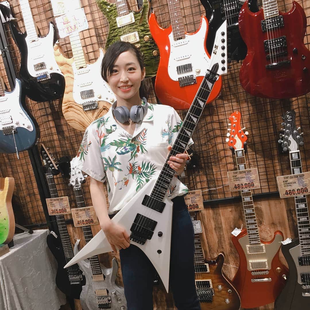 のインスタグラム：「E-Ⅱ Arrow🎸  I went to ESP Custom Shop in Osaka yesterday.  とんがってるV✌️ 違和感？🤔 #D_Drive #esp #e2 #arrow #guitar #espcustomshop #osaka #guitars #yuki #rock #flyingv」