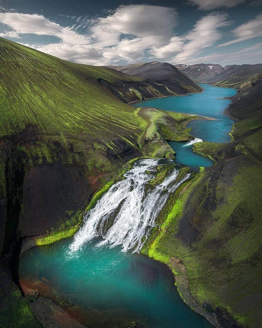 Discover Earthさんのインスタグラム写真 - (Discover EarthInstagram)「"Paradise found in the highlands. Big waterfalls and lagoon, what more can you ask for?" 🇮🇸 Tag someone who loves nature! — 📍 #DiscoverIceland — 📸 Caption & Photo by @arnarkristjans_photography」8月23日 20時01分 - discoverearth