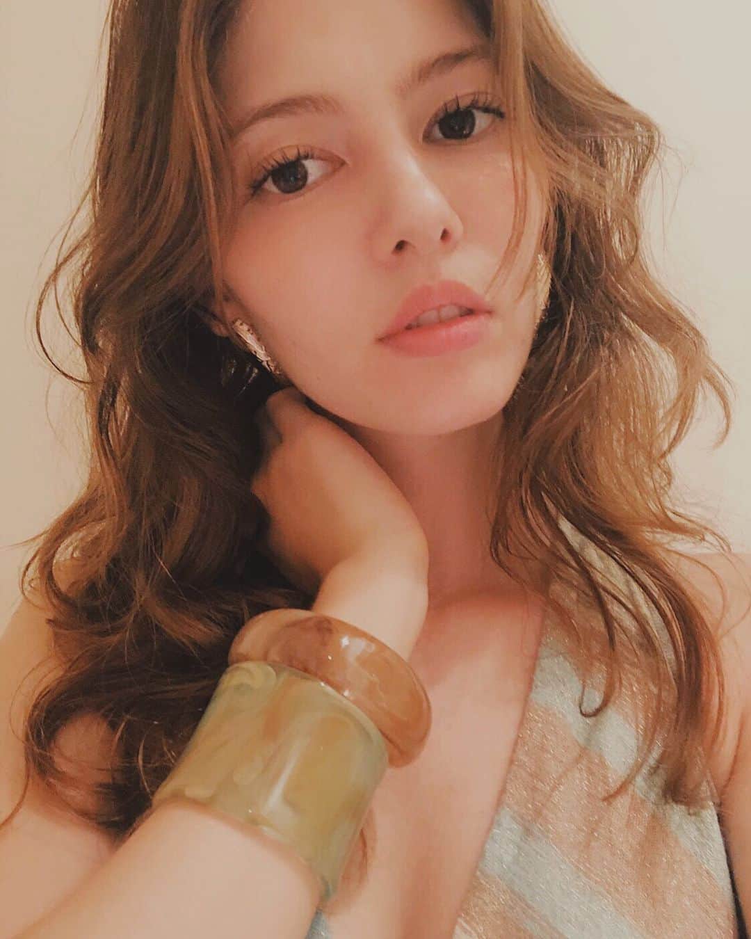 のインスタグラム：「昨日は楽しいミーティングがあって、ジム行ったり、パパママに会いに行ったり、あと新宿にあるサロン @cret1090 に行って来ました〜  お家でもできるバストケアも教えてもらえた〜ありがとうございます😊 Yesterday I had a fun meeting , went to the gym , met my parents for a bit and also went to cret salon in Shibuya for bust care. They also taught me a massage I can do at home. Thank you so much! ✨ ✨ ✨ ✨ ✨ #julianaminato #minatojuliana #湊ジュリアナ #ジュリアナ #ジュリアナ湊 #バストアップ #バストケア #バスト #女性らしさ #心とメンタル #ハーフ #胸 #bustup」