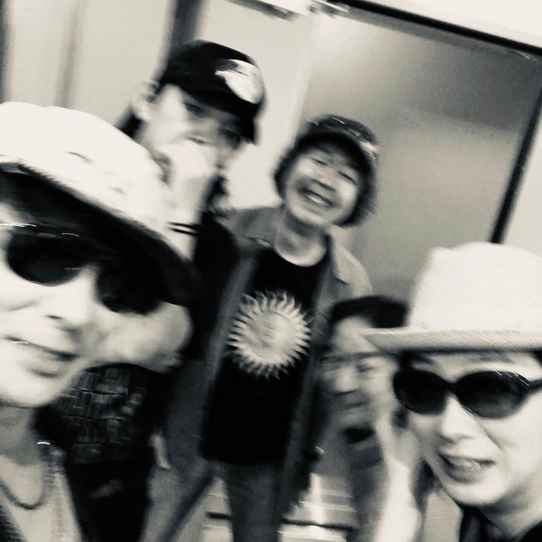 人時のインスタグラム：「先日はT-BOLANのツアーの為の楽曲のアレンジお手伝い。リハスタではなくレコスタで録音しながらでした。素晴らしい演奏者の方々で、もう心の中ではニヤニヤしっぱなし^_^ 次のツアーが楽しみです^_^」