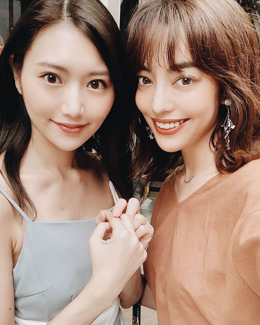 のインスタグラム：「大好きな人たちに支えられてる♡♡ 智香とも9年くらいのお付き合い💋 いつもありがとう💛  #bestie #selfie」