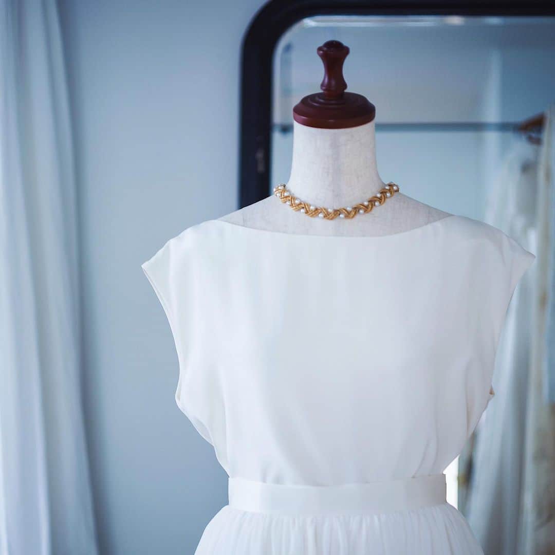 メデルジュエリーさんのインスタグラム写真 - (メデルジュエリーInstagram)「美しい時間に、美しい手仕事を。mederuのドレスはリングと同じく手仕事と素材にこだわり、ひと針ずつ丁寧に仕立てます。 . ドレス受注会 8/10-9/29 浅草本店にて ※ご試着は完全ご予約制となります。 #mederujewelry #メデルジュエリー #mederu_bridal」8月23日 20時22分 - mederu_jewelry