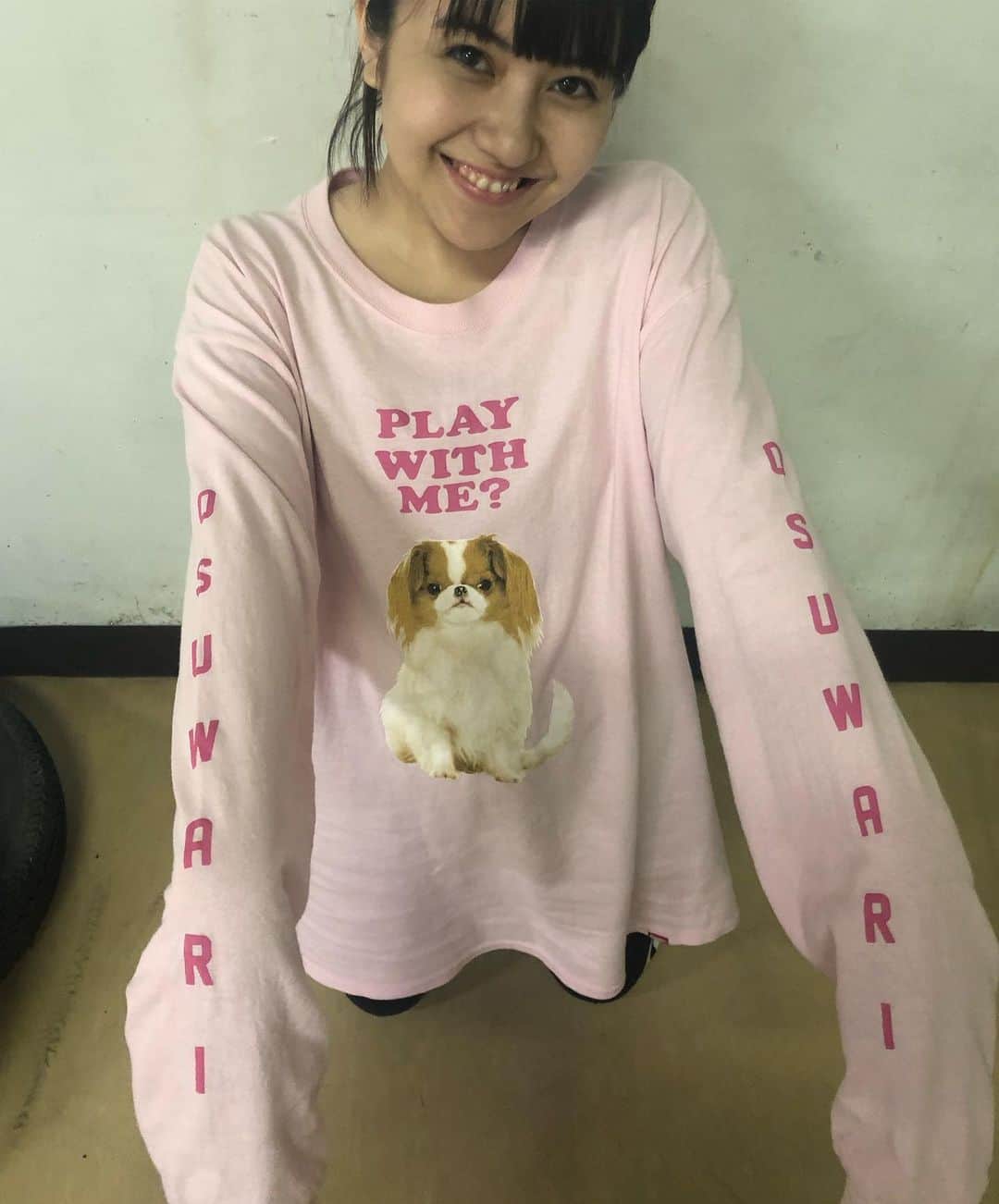 川添りなさんのインスタグラム写真 - (川添りなInstagram)「集中稽古1日目終えました、 お腹すいたーーーーー  あ、そいえば 今日ある事に気付きました！！！！！ なんとね。 両腕にローマ字で『おすわり』って書いてあったんですー😳知らなかったからびっくり笑笑  #写真 #ノーマルカメラ #暑中見舞い  #舞台 #稽古 #集中稽古 #シャツ #犬 #可愛い  #キャバリアキングチャールズスパニエル っていう犬 #前飼ってた #可愛い #萌え #ピンク #長袖」8月23日 20時24分 - zorina_522