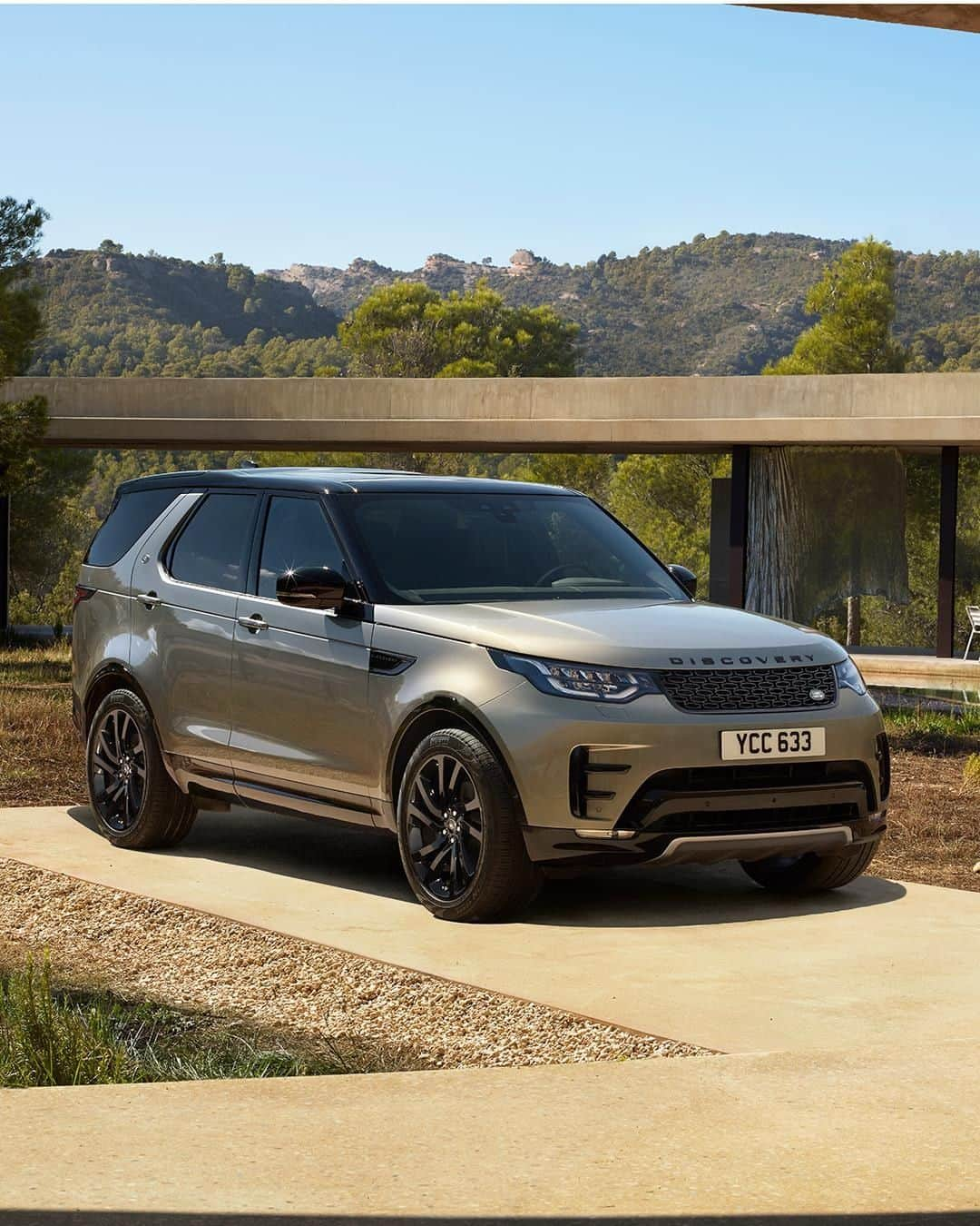 Land Roverさんのインスタグラム写真 - (Land RoverInstagram)「Wherever you go, look right at home with #LandRover #Discovery Landmark Edition's dynamic design.  #LandmarkEdition #4x4 #Adventure #Carsofinstagram #Instacar #SUV #CarLifestyle #Travel #Exploring #Exploration」8月23日 20時30分 - landrover