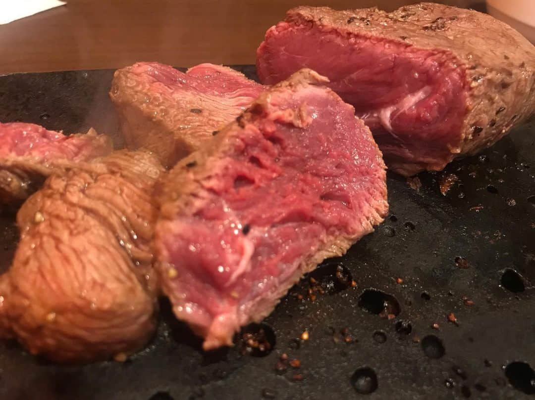 斉藤花奈のインスタグラム：「やっぱりステーキさんに🥩 食べ応えあるのに安くてびっくり！！ 私は、にんにく大好きマンなので、甘辛なにんにく醤油がオススメでした🤗  美味しいもの食べて、 スタミナつけて、 残りの8月乗り越えましょう🥳  #札幌 #札幌グルメ  #すすきの #やっぱりステーキ #北海道ステーキ #すすきのグルメ #pr #コラボベース」