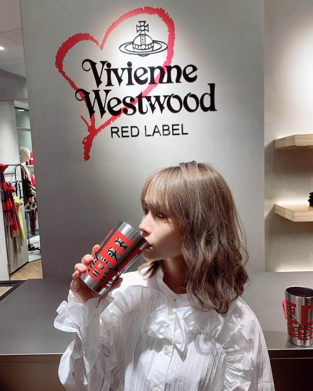 増井みおさんのインスタグラム写真 - (増井みおInstagram)「viviennewestwood RED LABELのお披露目パーティーに行ってきました😍 ヴィヴィアンのお洋服を着ていったよ〜👠 クランベリーのお酒のんで顔が赤い、、 #viviennewestwood #viviennewestwoodredlabel #vwnewred」8月23日 20時31分 - mio006