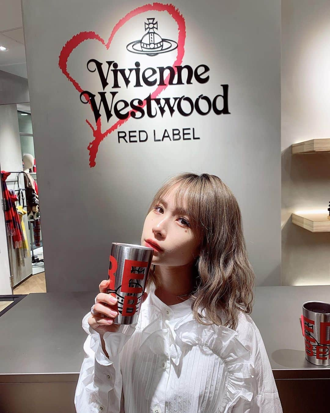 増井みおさんのインスタグラム写真 - (増井みおInstagram)「viviennewestwood RED LABELのお披露目パーティーに行ってきました😍 ヴィヴィアンのお洋服を着ていったよ〜👠 クランベリーのお酒のんで顔が赤い、、 #viviennewestwood #viviennewestwoodredlabel #vwnewred」8月23日 20時31分 - mio006