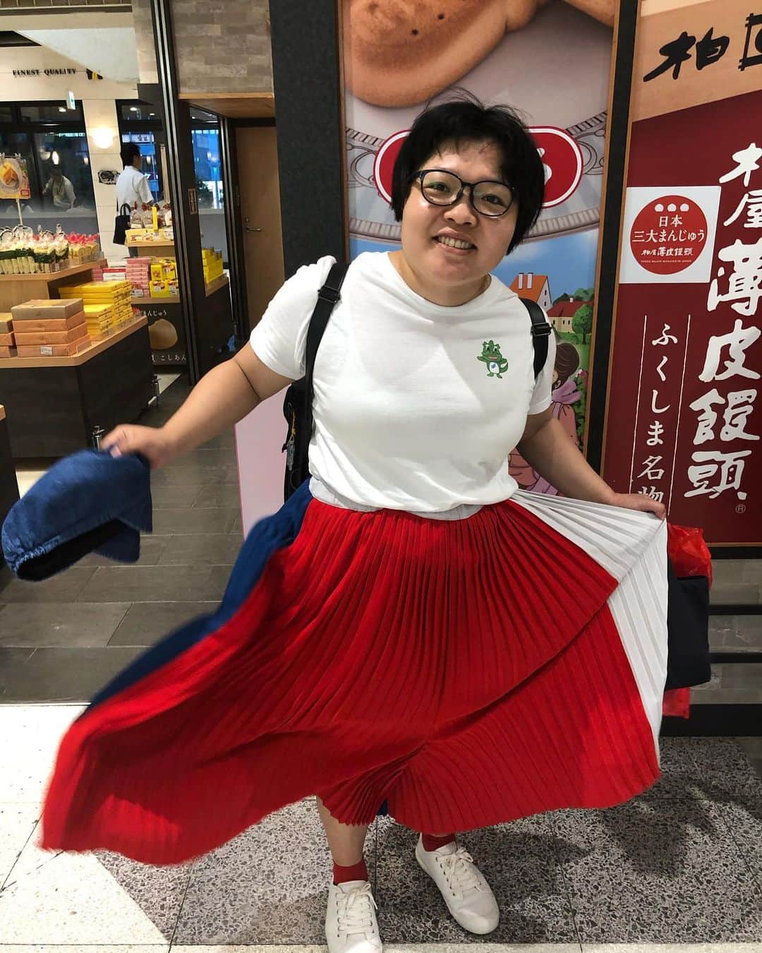 おかずクラブのインスタグラム：「ゆいPです。  本日より  劇場版おっさんずラブが公開されております！！！！ オカリナさんやOL民達が待ちに待ったこの日！！！ オカリナさんのお陰で私も少し出させていただいております！！！ 是非とも劇場に足をお運びください🦶  映画を朝イチ観に行ったオカリナさん。 夕方から合流したらおっさんずラブ名言Ｔシャツ着てました。 愛が強い。  これから毎日映画観に行くそうです！！！ オカリナも大満足の劇場版ぜひとも！！！！ #おっさんずラブ  #おっさんずラブ劇場版」