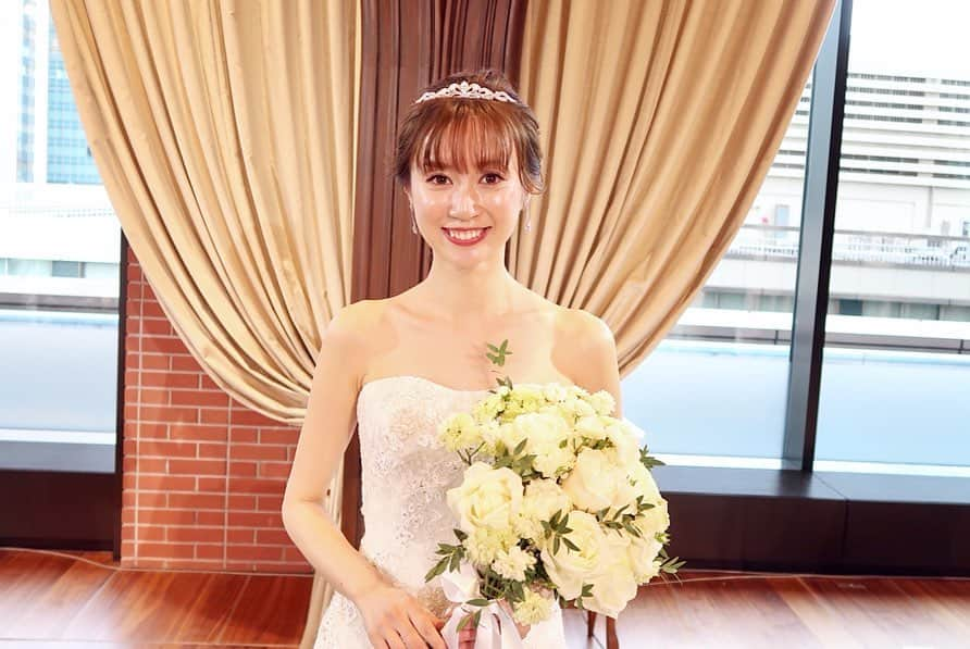 平有紀子さんのインスタグラム写真 - (平有紀子Instagram)「彩ちゃん @aya_kawamoto の結婚式💐 . 高校に入学して、一学年上の先輩だった彩ちゃん！ 私は学校で初めて彩ちゃんを目撃した日、家に帰ってから母に「生まれて初めてあんな綺麗な人を見た！！」と報告したそう✨笑 （母が教えてくれました） 彩ちゃんは高校のマドンナでバトン部のステージで彩ちゃんが踊るときは大歓声。 彩ちゃんが校内を通ると「あ、川本先輩だ」「彩先輩だ」と男の子からも女の子からも憧れの的でした✨ . 私が編入したこともあり高校時代は接点がなかったんですが、Rayで一緒になってから仲良くしてもらえて本当に嬉しく思ってます☺️💓 . ウエディングドレス姿ほんとに綺麗だったー✨ お肌も艶々ピカピカで本当に美しすぎました！ お色直しの赤いドレス姿にも惚れ惚れ🥺 . . 飾らず気さくでいつも変なことしたり、おもしろいこと言って周りを明るくしてくれる彩ちゃん❤️ . 結婚おめでとう🎉 これからもよろしくね☺️ . . #結婚式 #披露宴 #東京會舘 #結婚式コーデ #お呼ばれドレス #weddingparty #japan #tokyo」8月23日 20時32分 - yukikotaira