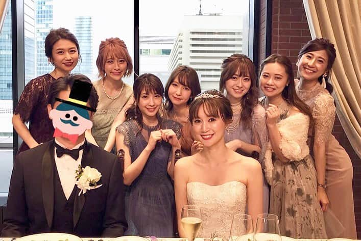 平有紀子さんのインスタグラム写真 - (平有紀子Instagram)「彩ちゃん @aya_kawamoto の結婚式💐 . 高校に入学して、一学年上の先輩だった彩ちゃん！ 私は学校で初めて彩ちゃんを目撃した日、家に帰ってから母に「生まれて初めてあんな綺麗な人を見た！！」と報告したそう✨笑 （母が教えてくれました） 彩ちゃんは高校のマドンナでバトン部のステージで彩ちゃんが踊るときは大歓声。 彩ちゃんが校内を通ると「あ、川本先輩だ」「彩先輩だ」と男の子からも女の子からも憧れの的でした✨ . 私が編入したこともあり高校時代は接点がなかったんですが、Rayで一緒になってから仲良くしてもらえて本当に嬉しく思ってます☺️💓 . ウエディングドレス姿ほんとに綺麗だったー✨ お肌も艶々ピカピカで本当に美しすぎました！ お色直しの赤いドレス姿にも惚れ惚れ🥺 . . 飾らず気さくでいつも変なことしたり、おもしろいこと言って周りを明るくしてくれる彩ちゃん❤️ . 結婚おめでとう🎉 これからもよろしくね☺️ . . #結婚式 #披露宴 #東京會舘 #結婚式コーデ #お呼ばれドレス #weddingparty #japan #tokyo」8月23日 20時32分 - yukikotaira