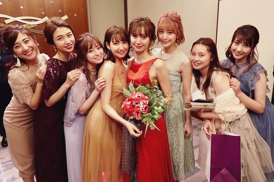 平有紀子さんのインスタグラム写真 - (平有紀子Instagram)「彩ちゃん @aya_kawamoto の結婚式💐 . 高校に入学して、一学年上の先輩だった彩ちゃん！ 私は学校で初めて彩ちゃんを目撃した日、家に帰ってから母に「生まれて初めてあんな綺麗な人を見た！！」と報告したそう✨笑 （母が教えてくれました） 彩ちゃんは高校のマドンナでバトン部のステージで彩ちゃんが踊るときは大歓声。 彩ちゃんが校内を通ると「あ、川本先輩だ」「彩先輩だ」と男の子からも女の子からも憧れの的でした✨ . 私が編入したこともあり高校時代は接点がなかったんですが、Rayで一緒になってから仲良くしてもらえて本当に嬉しく思ってます☺️💓 . ウエディングドレス姿ほんとに綺麗だったー✨ お肌も艶々ピカピカで本当に美しすぎました！ お色直しの赤いドレス姿にも惚れ惚れ🥺 . . 飾らず気さくでいつも変なことしたり、おもしろいこと言って周りを明るくしてくれる彩ちゃん❤️ . 結婚おめでとう🎉 これからもよろしくね☺️ . . #結婚式 #披露宴 #東京會舘 #結婚式コーデ #お呼ばれドレス #weddingparty #japan #tokyo」8月23日 20時32分 - yukikotaira