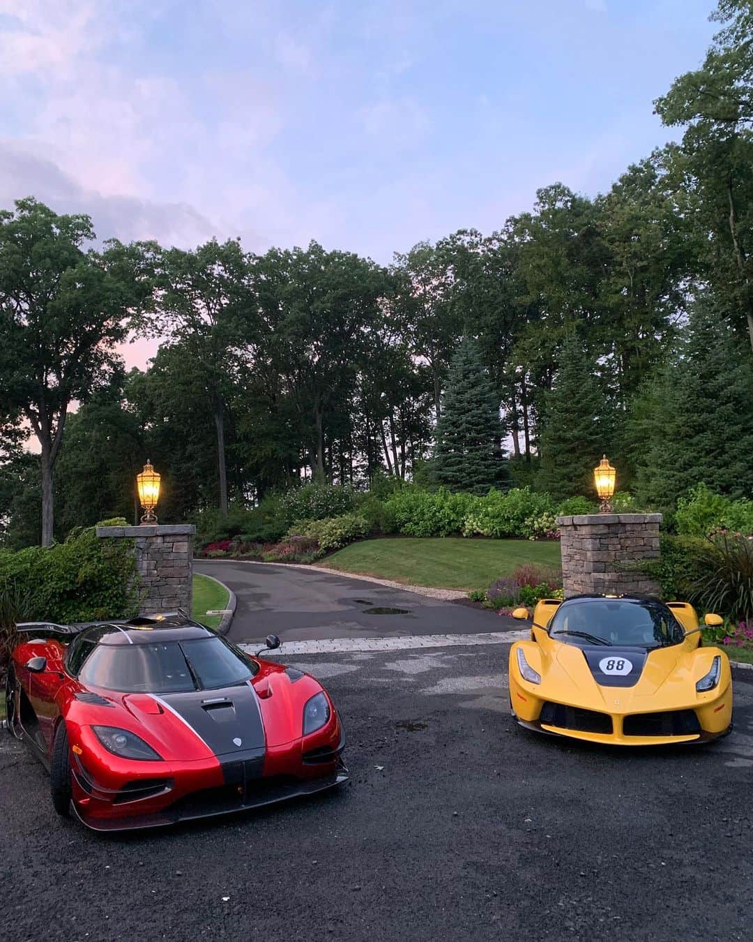 CarsWithoutLimitsさんのインスタグラム写真 - (CarsWithoutLimitsInstagram)「Agera XS or LaFerrari @sparky18888 @yellofly  #carswithoutlimits #ageraxs #laferrari  @dreamrideexp」8月23日 20時36分 - carswithoutlimits