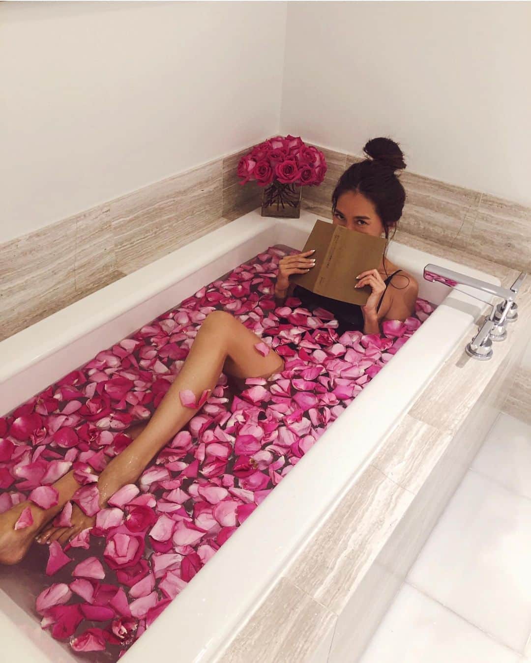 Natsuさんのインスタグラム写真 - (NatsuInstagram)「My favorite Rose Bath🛁💕 Ritz staffs know what I love and prepared  pink roses for my room @ritzcarltonwaikikijp ✨ 私がピンクのローズが好きなことを 抑えていてくださり リッツカールトンの方が お部屋に飾っておいてくださいました。 最後の夜は、バラ風呂にして。 #ritzcarltonwaikiki #ritzcarlton #rosebath #lifestyle」8月23日 20時40分 - _natsurose_