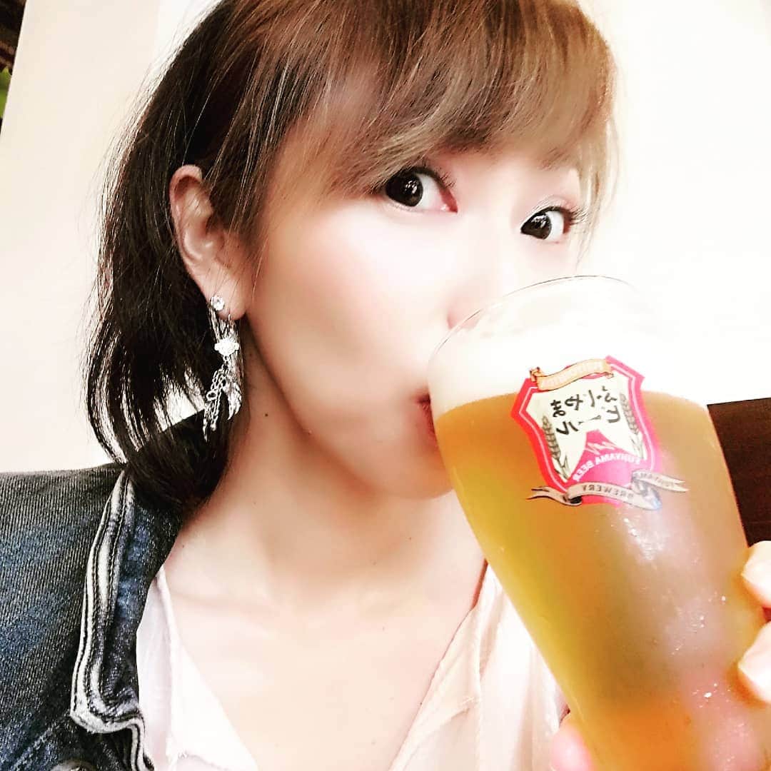 翠千賀さんのインスタグラム写真 - (翠千賀Instagram)「大好きな富士山ビール！私はヴァイツェンが好き❤最高に美味しいビールと美しい富士山。毎回富士吉田に行くたびにお店に寄らせて頂いています❤あ、お店には私のサインも飾ってくださってるのよ！スタッフの皆様みーんな素敵な方々です！美味しいビール、飲みに行ってみてー！#富士山ビール 　#富士山　#富士吉田　#ヴァイツェン　#ハーベストテラス　#大好き　#毎回楽しみ　#親切なお店」8月23日 20時42分 - chika.midori