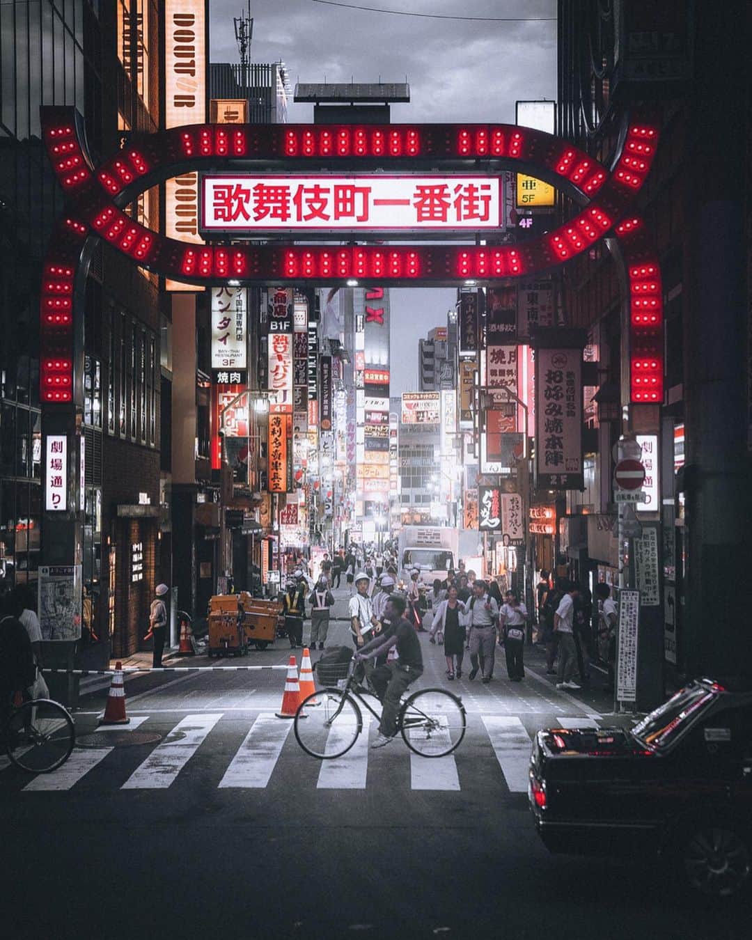 Thomas Kakarekoさんのインスタグラム写真 - (Thomas KakarekoInstagram)「city of light  for this set I was inspired by Tokyo‘s iconic neon glow, the cyans and purples that sparkle through any given night in this sprawling Japanese metropolis.  here on assignment for @d_stinations to create a series of pictures that will be shown during a Tokyo-inspired event in Hamburg in early September. more infos coming very soon.  #tokyo  Anzeige」8月23日 20時43分 - thomas_k