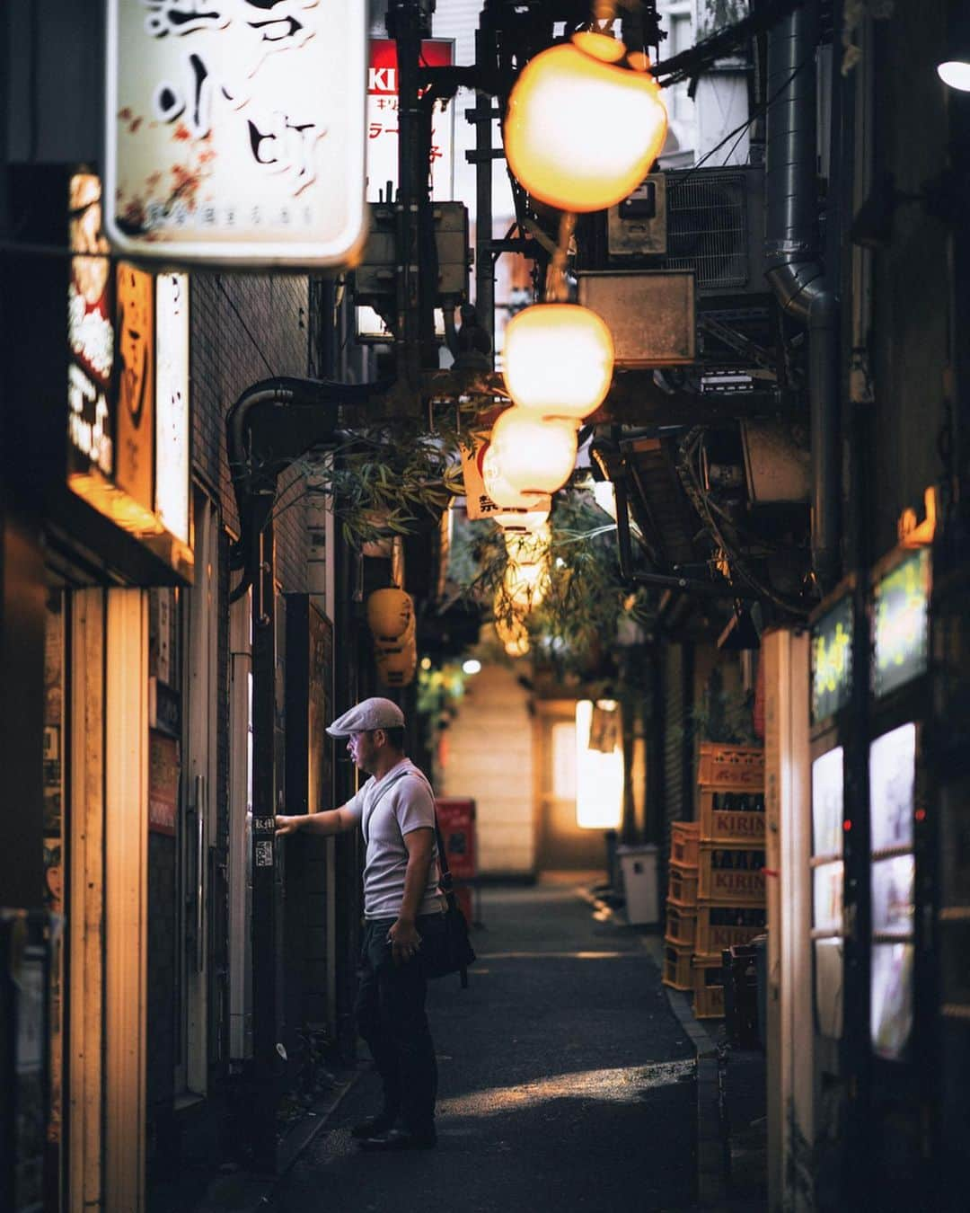 Thomas Kakarekoさんのインスタグラム写真 - (Thomas KakarekoInstagram)「city of light  for this set I was inspired by Tokyo‘s iconic neon glow, the cyans and purples that sparkle through any given night in this sprawling Japanese metropolis.  here on assignment for @d_stinations to create a series of pictures that will be shown during a Tokyo-inspired event in Hamburg in early September. more infos coming very soon.  #tokyo  Anzeige」8月23日 20時43分 - thomas_k