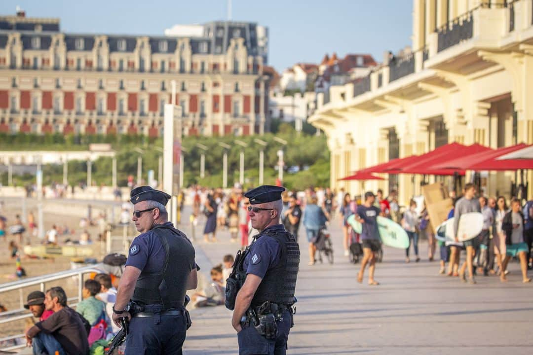 ルモンドさんのインスタグラム写真 - (ルモンドInstagram)「Du 24 au 26 août, Biarritz accueille les présidents des pays membres du G7, entraînant une forte sécurisation d’une région marquée par le militantisme. Pendant le G7, Biarritz et ses alentours sont sous la surveillance d’un important dispositif de sécurité. Au total, 13 200 policiers et gendarmes sont mobilisés, dont 44 compagnies de CRS et 48 escadrons de gendarmerie mobile. De nombreuses unités spécialisées, comme le Groupe d’intervention de la Gendarmerie nationale (GIGN) ou la Garde républicaine, sont elles aussi mises à contribution. Aux abords du sommet, la circulation est restreinte aux résidents et ayants droit munis de badge, tandis que plusieurs gares et l’aéroport seront fermés dès vendredi. - 1 : Des policiers patrouillent près de l'Hôtel du Palais à Biarritz, où seront accueillis les chefs d'état et de gouvernent des pays membres du G7 le 22 août. 2 : Une surfeuse passe devant des forces de l’ordre non loin de la "zone rouge" de Biarritz, dite de « protection renforcée », le 22 août. 3 :  Dans la rue du Port Vieux à Biarritz, les forces de police contrôle l'entrée de la "zone rouge", le 22 août. - Photo : Jean-Claude Coutausse (@coutausse) #PourleMonde - #G7 #Biarritz」8月23日 21時04分 - lemondefr