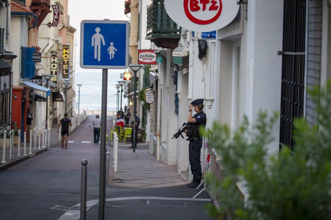 ルモンドさんのインスタグラム写真 - (ルモンドInstagram)「Du 24 au 26 août, Biarritz accueille les présidents des pays membres du G7, entraînant une forte sécurisation d’une région marquée par le militantisme. Pendant le G7, Biarritz et ses alentours sont sous la surveillance d’un important dispositif de sécurité. Au total, 13 200 policiers et gendarmes sont mobilisés, dont 44 compagnies de CRS et 48 escadrons de gendarmerie mobile. De nombreuses unités spécialisées, comme le Groupe d’intervention de la Gendarmerie nationale (GIGN) ou la Garde républicaine, sont elles aussi mises à contribution. Aux abords du sommet, la circulation est restreinte aux résidents et ayants droit munis de badge, tandis que plusieurs gares et l’aéroport seront fermés dès vendredi. - 1 : Des policiers patrouillent près de l'Hôtel du Palais à Biarritz, où seront accueillis les chefs d'état et de gouvernent des pays membres du G7 le 22 août. 2 : Une surfeuse passe devant des forces de l’ordre non loin de la "zone rouge" de Biarritz, dite de « protection renforcée », le 22 août. 3 :  Dans la rue du Port Vieux à Biarritz, les forces de police contrôle l'entrée de la "zone rouge", le 22 août. - Photo : Jean-Claude Coutausse (@coutausse) #PourleMonde - #G7 #Biarritz」8月23日 21時04分 - lemondefr