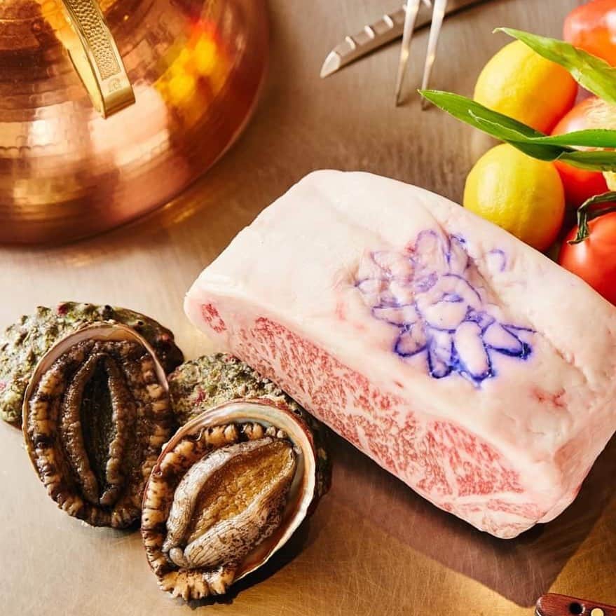 InterContinental Tokyo Bayさんのインスタグラム写真 - (InterContinental Tokyo BayInstagram)「鉄板焼 匠では、旬の鮑を堪能するコースをご用意🍽  神戸牛のディナーコースにて、活鮑をグリルし、有馬山椒と合わせたバターソースかまたは、あおさのりのソースで提供しております。  そのほか、シーフードディナーコースでも、活鮑のグリルを堪能することが可能です。  ぜひこの夏に鮑をお試しください✨ . #intercontinental #intercontinentaltokyobay #インターコンチネンタル東京ベイ #ホテルインターコンチネンタル東京ベイ #鉄板焼匠 #teppanyaki #takumi #鉄板焼 #鉄板焼き  #記念日 #接待 #個室 #誕生日 #ディナー #贅沢ディナー  #ご褒美 #ご褒美ディナー #旬の味 #鮑 #活鮑 #夏 #シーフード」8月23日 21時04分 - intercontitokyobay